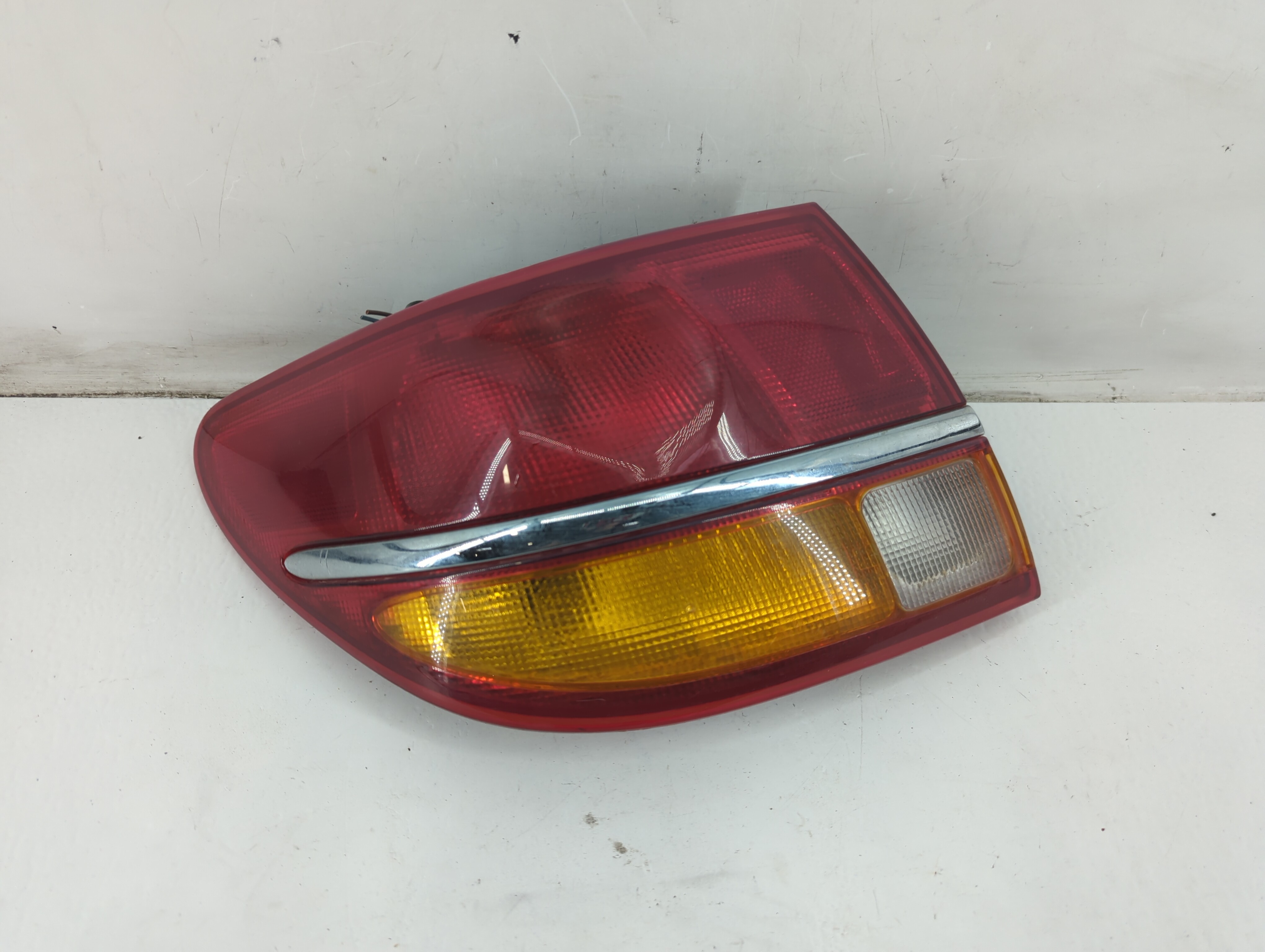 2001-2002 Saturn L100 Driver Left Side Tail Light Taillight Oem 1090007 - Oemusedautoparts1.com
