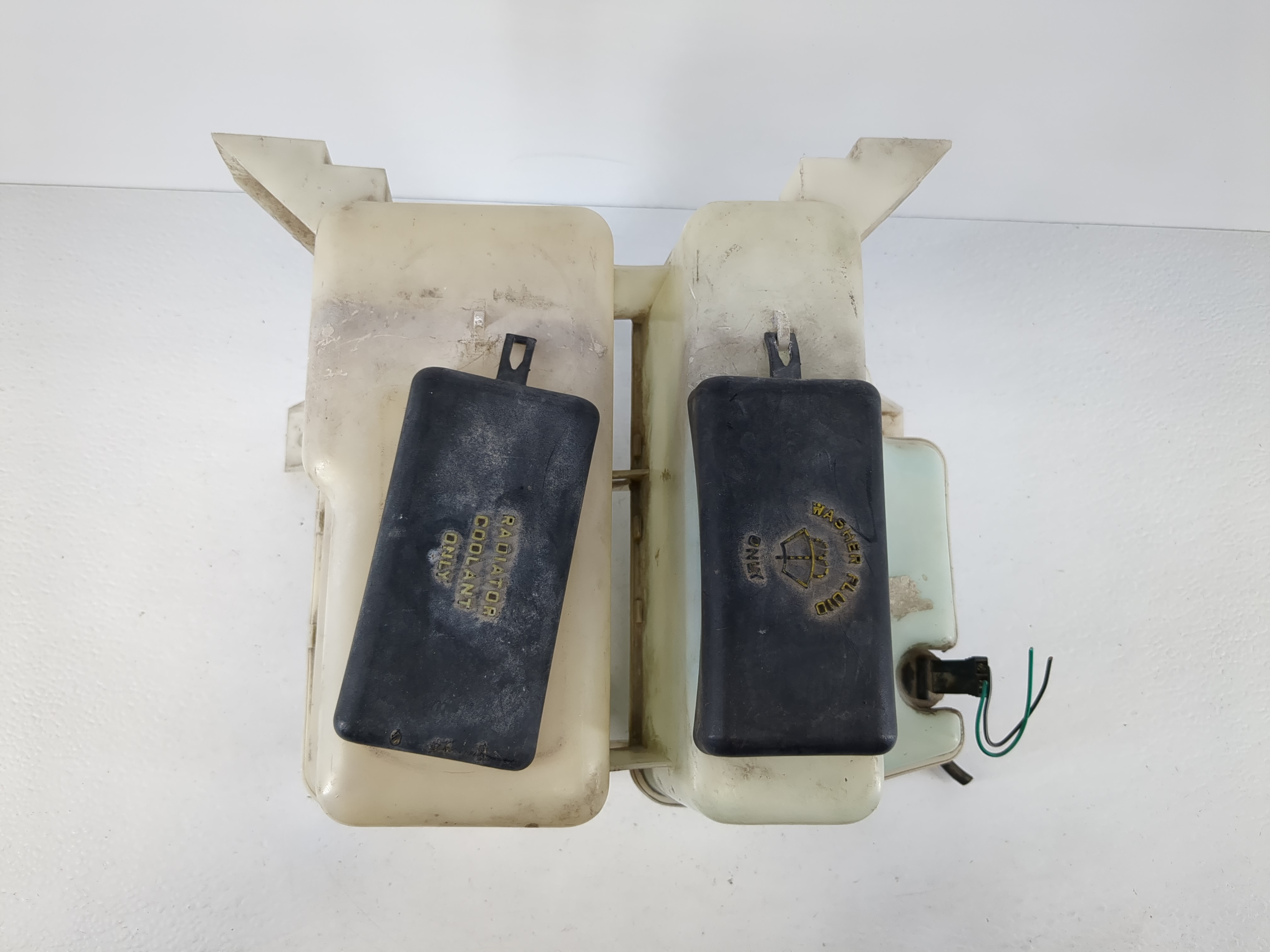 1997 Ford Explorer Windshield Washer Fluid Reservoir Bottle Oem 1090012 - Oemusedautoparts1.com