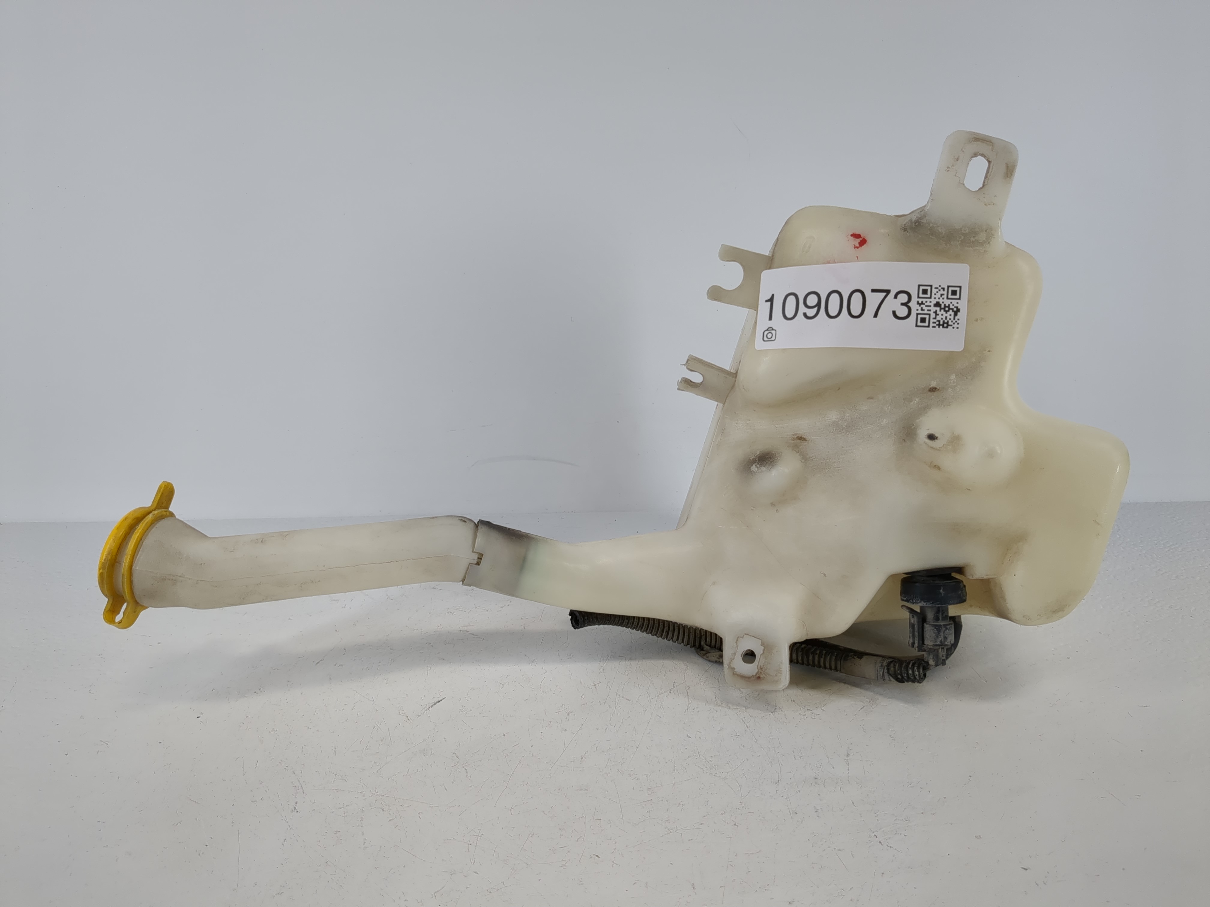 2001-2002 Saturn L100 Windshield Washer Fluid Reservoir Bottle Oem 1090073 - Oemusedautoparts1.com