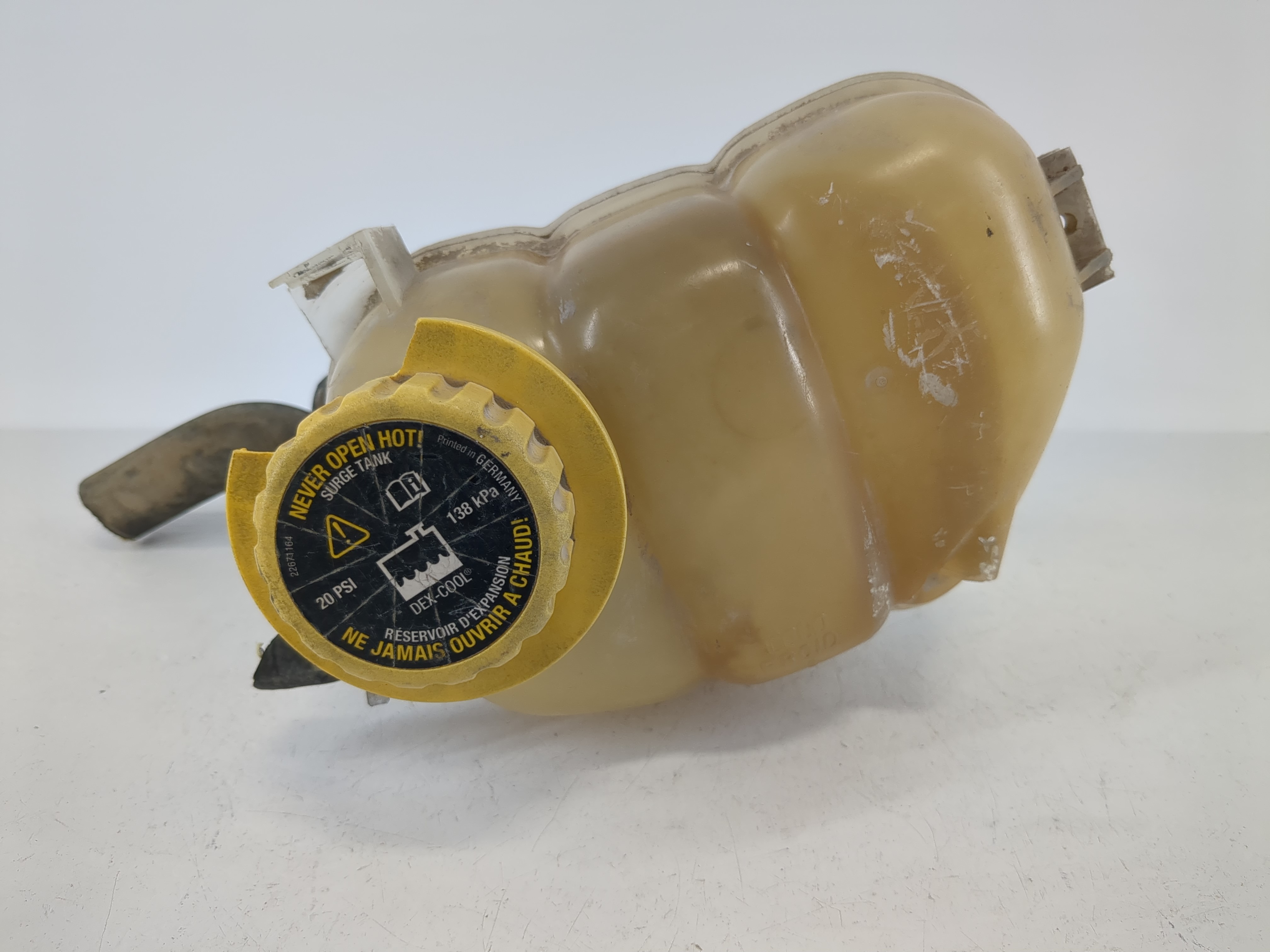 2001-2002 Saturn L100 Windshield Washer Fluid Reservoir Bottle Oem 1090076 - Oemusedautoparts1.com