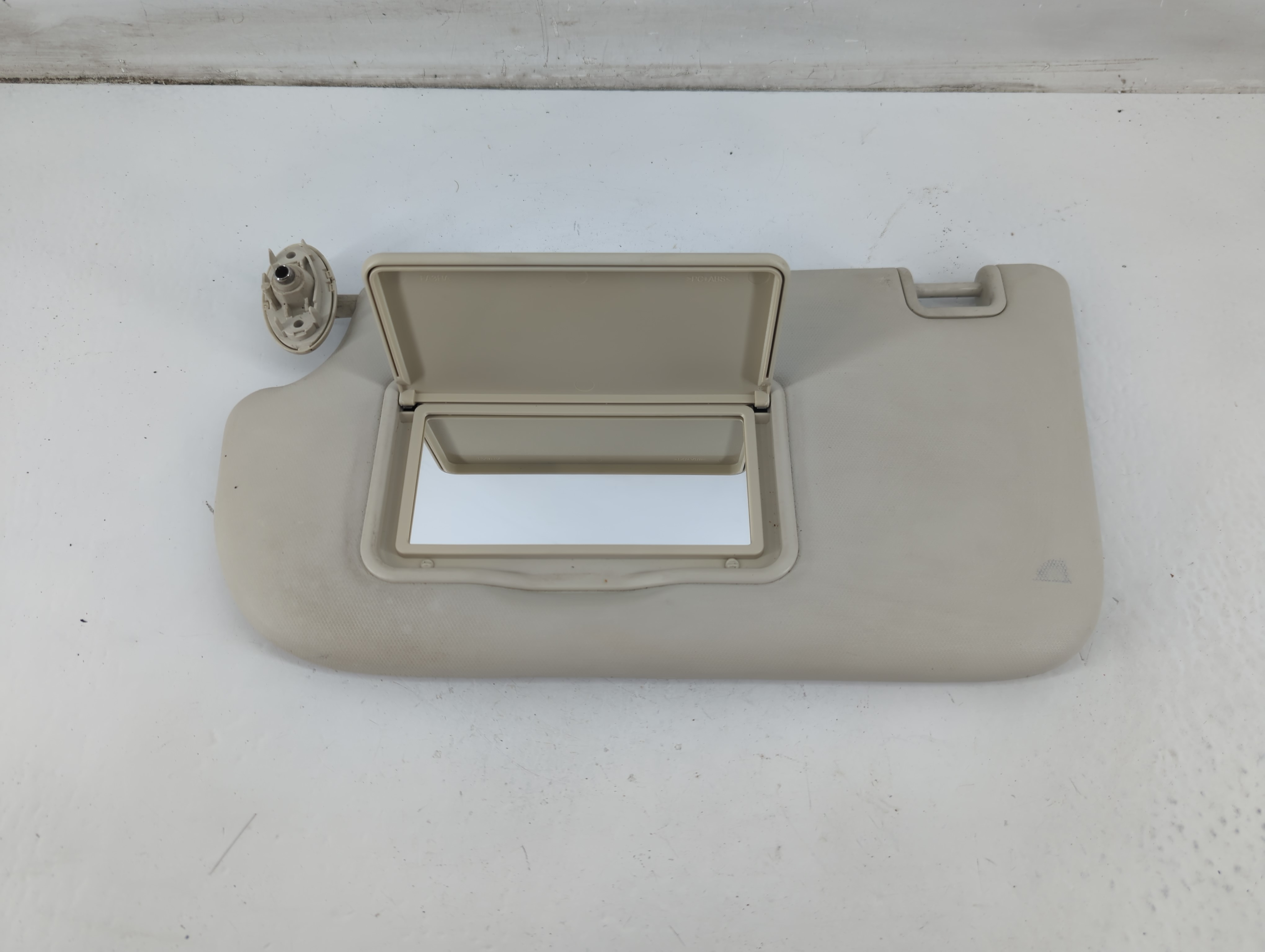 2014-2014 Ford Focus Driver Sun Visor Mirror Left Sunvisor Ivory 1092415 - Oemusedautoparts1.com