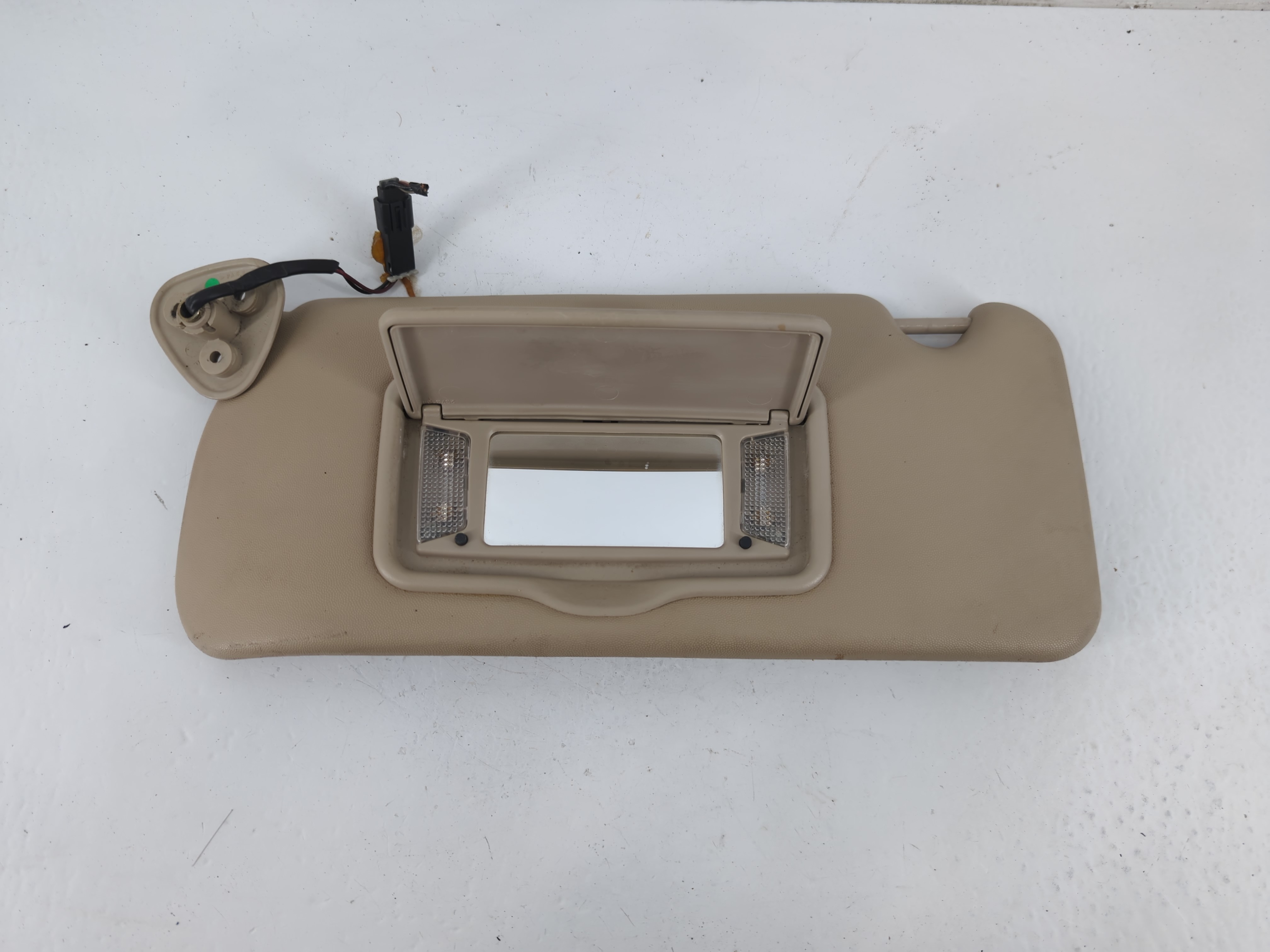 2003-2007 Cadillac Cts Driver Sun Visor Mirror Left Sunvisor Beige 1092416 - Oemusedautoparts1.com