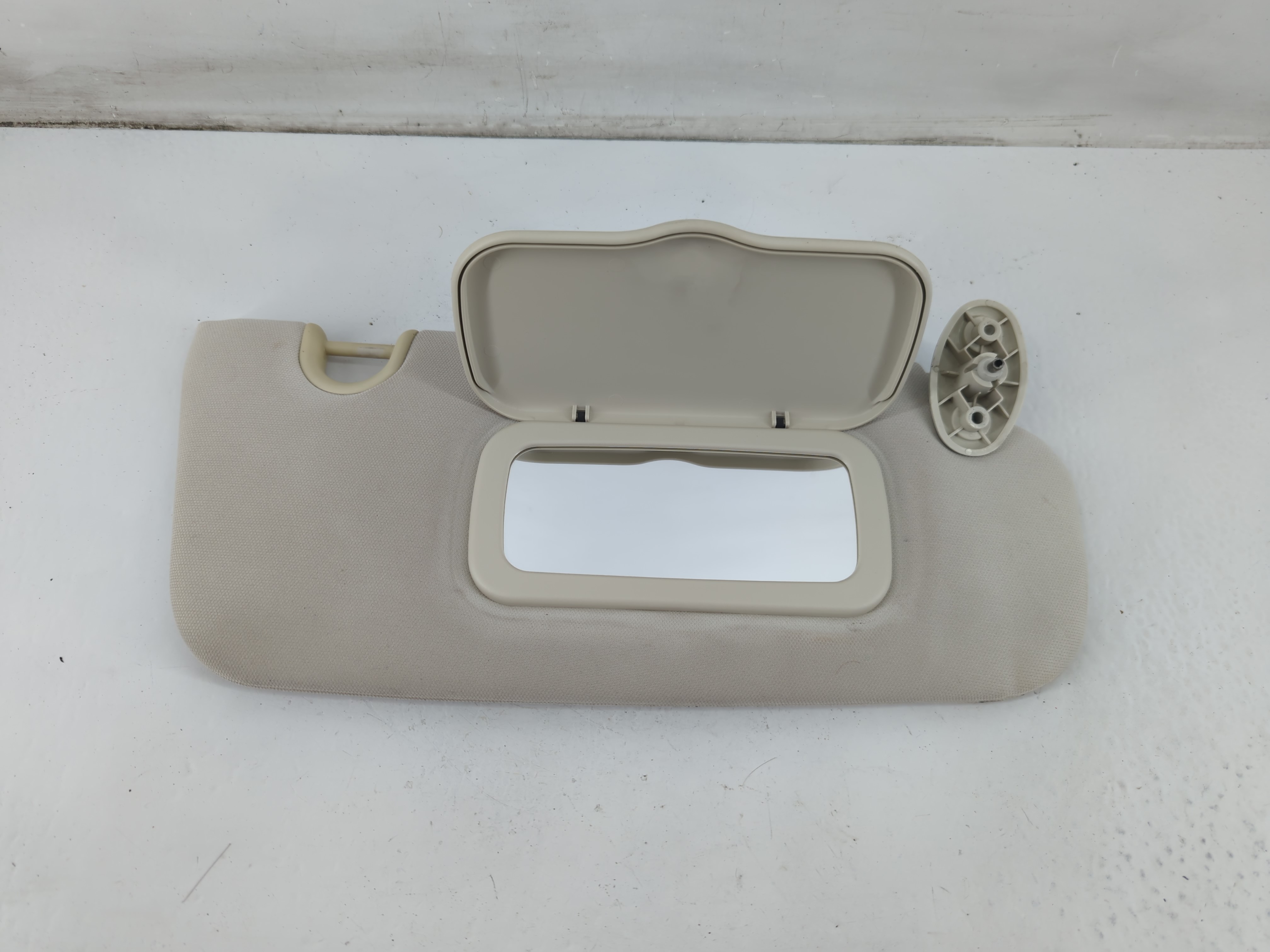 2007-2008 Dodge Caliber Passenger Sun Visor Mirror Right Sunvisor Ivory 1092419 - Oemusedautoparts1.com