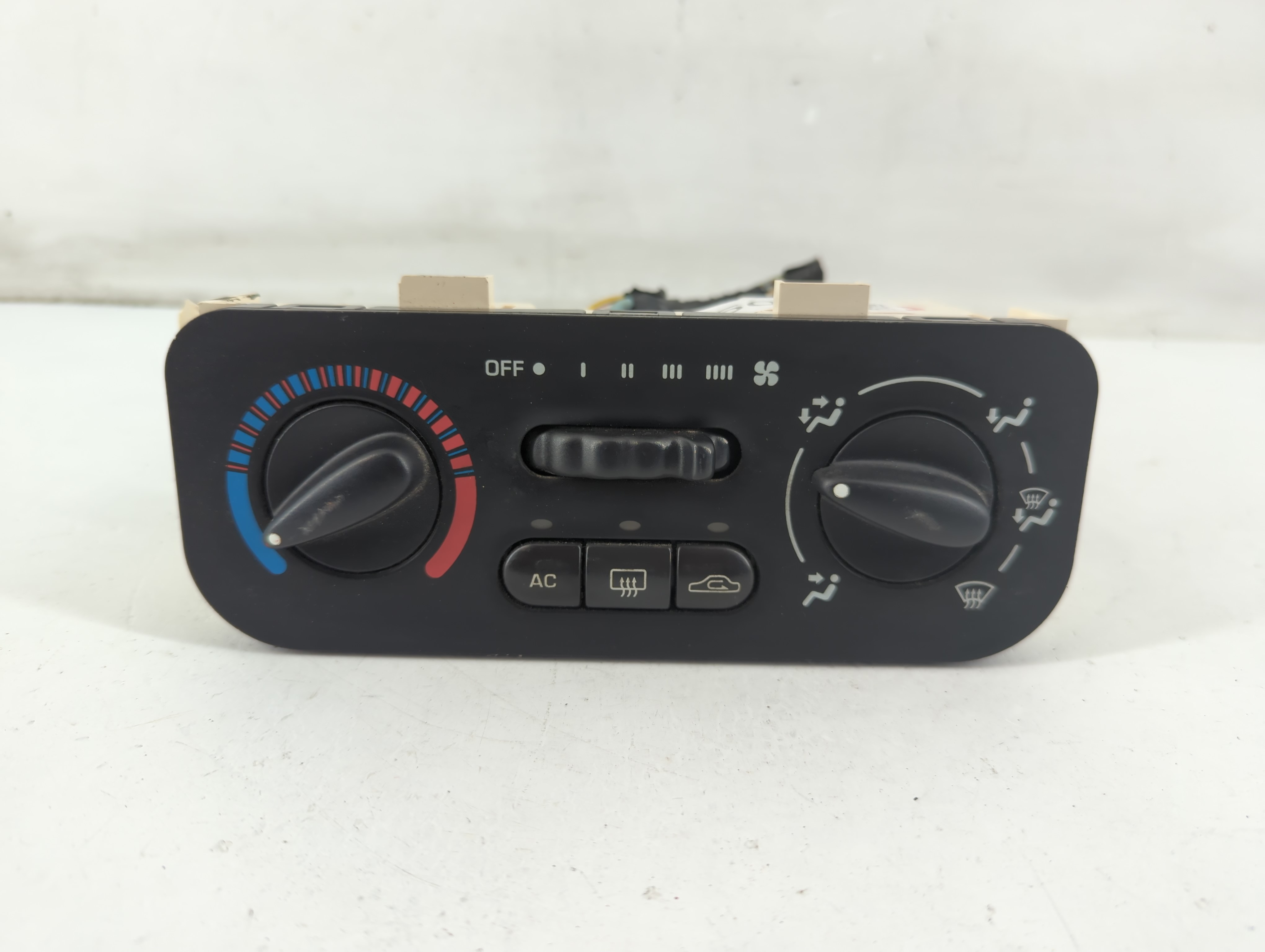 2001-2002 Saturn L100 Ac Heater Climate Control 1092508 - Oemusedautoparts1.com