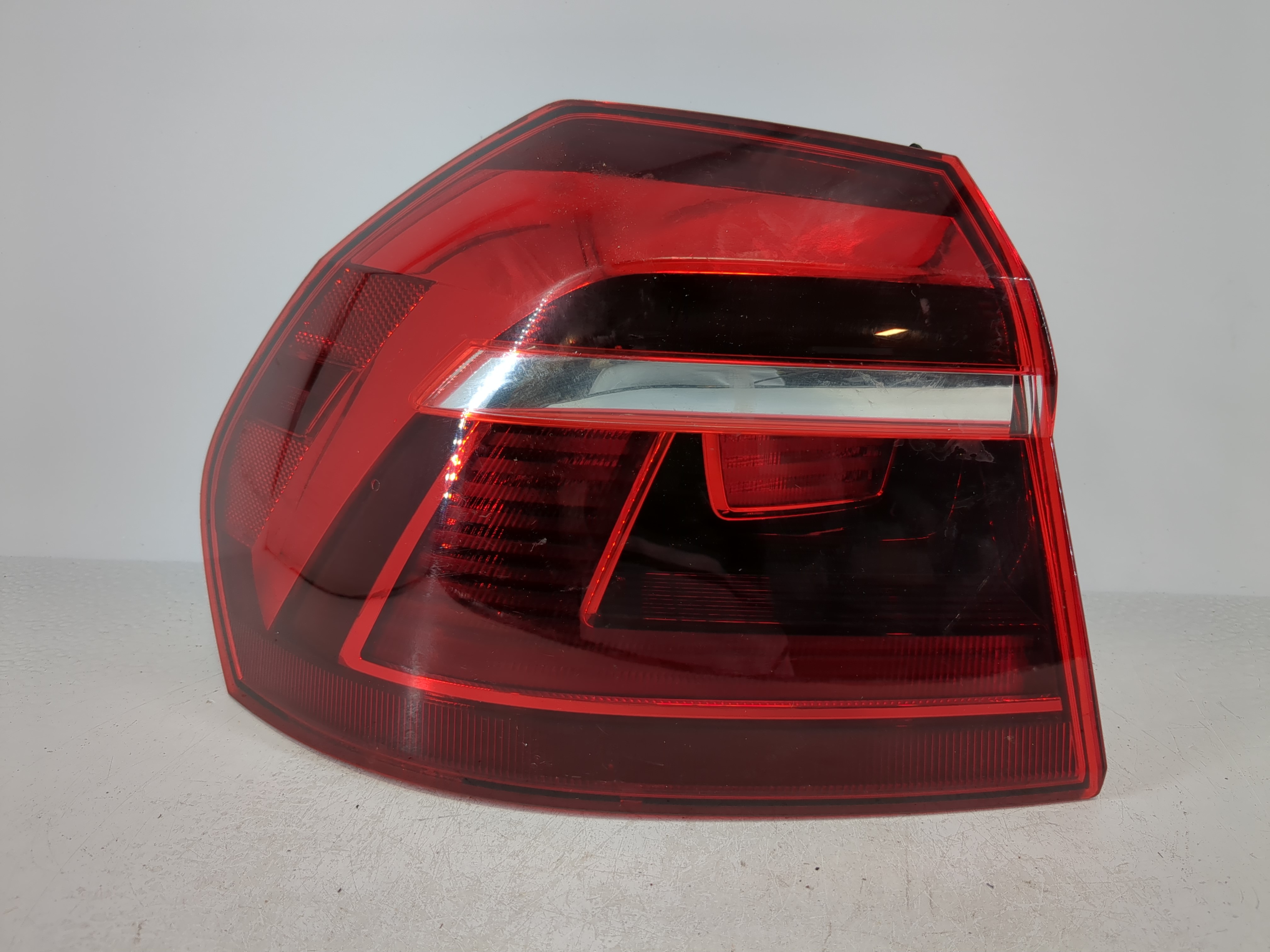 Volkswagen Passat Passat Driver Left Side Tail Light Taillight Oem 1092680 - Oemusedautoparts1.com