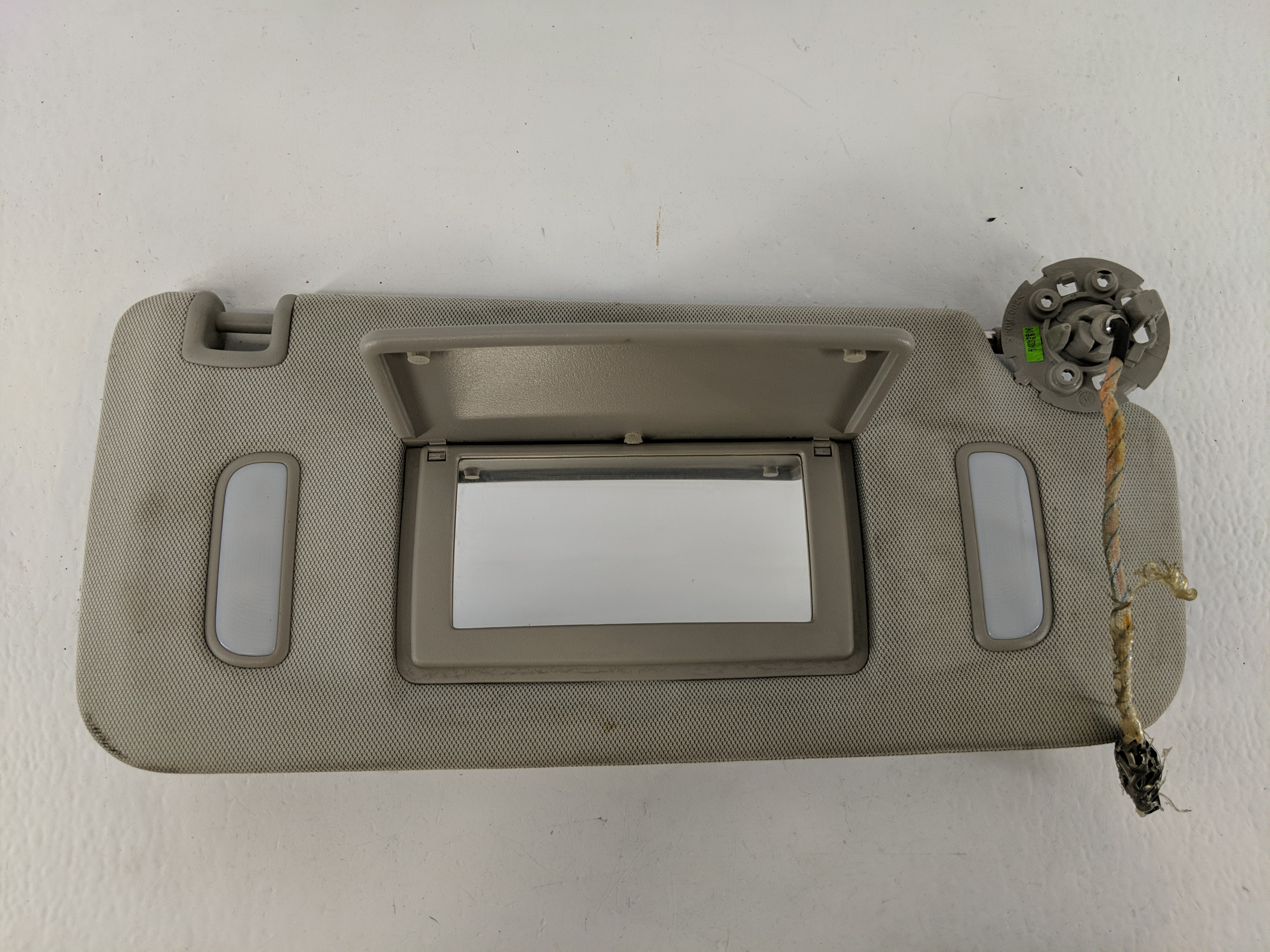 2010-2017 Chevrolet Equinox Passenger Sun Visor Mirror Right Sunvisor 1092773 - Oemusedautoparts1.com