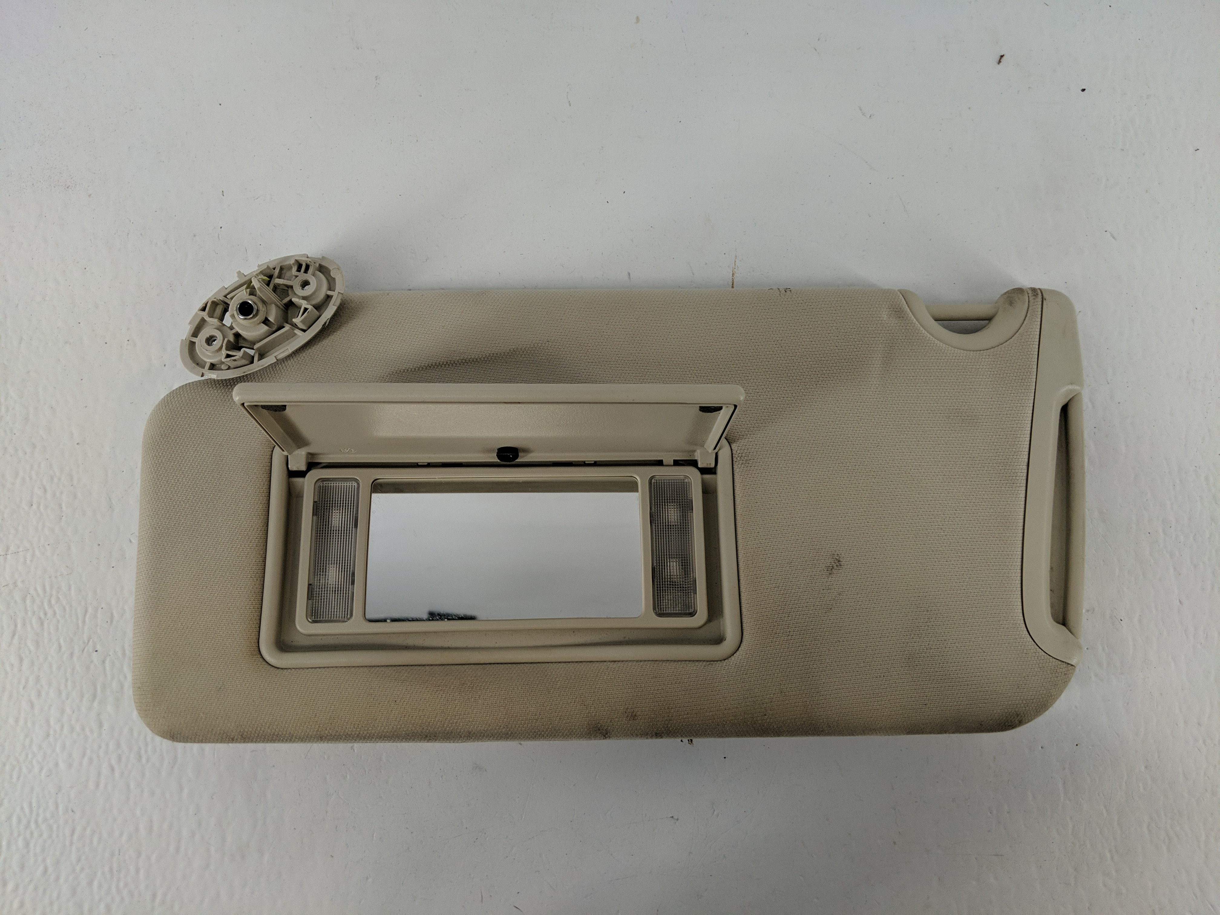 2015-2022 Chrysler 300 Driver Sun Visor Mirror Left Sunvisor Beige 1092790 - Oemusedautoparts1.com