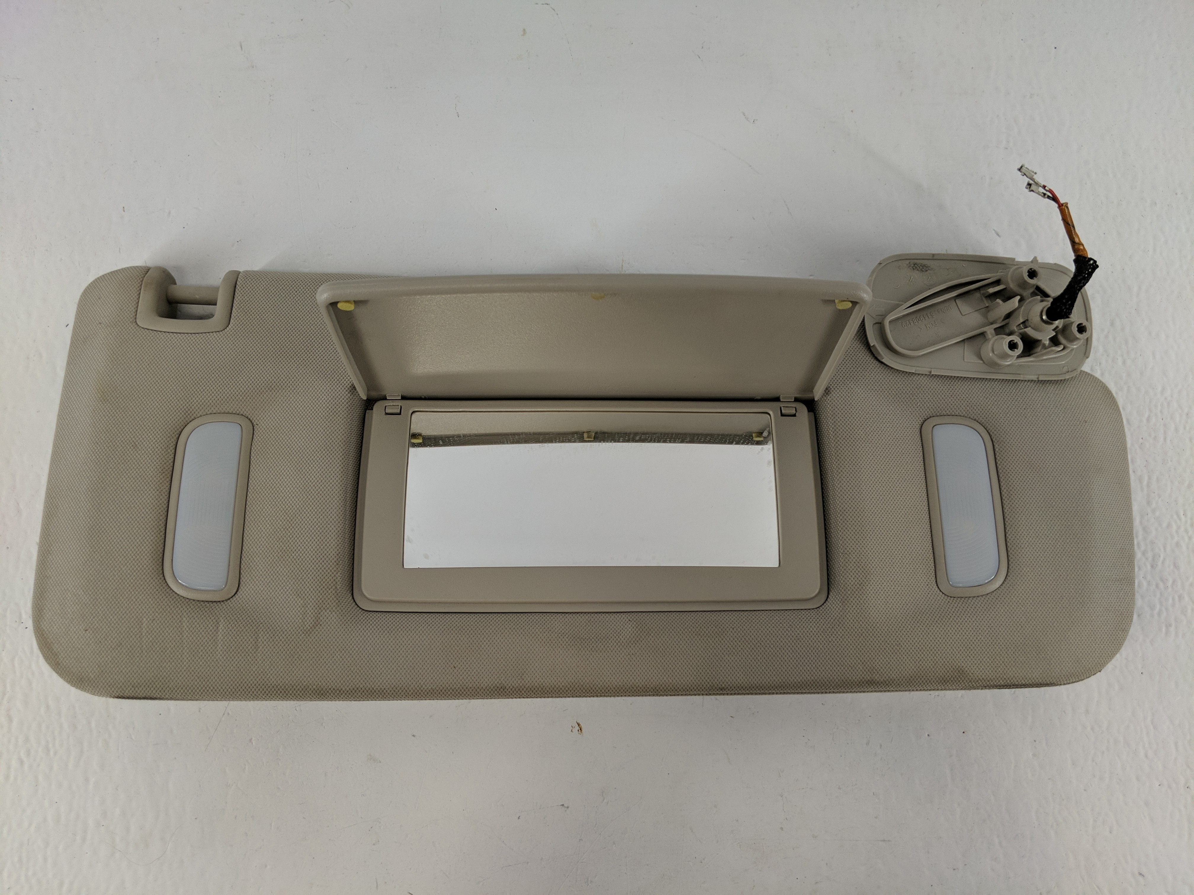 2007-2013 Gmc Sierra 1500 Passenger Sun Visor Mirror Right Sunvisor Grey 1092881 - Oemusedautoparts1.com
