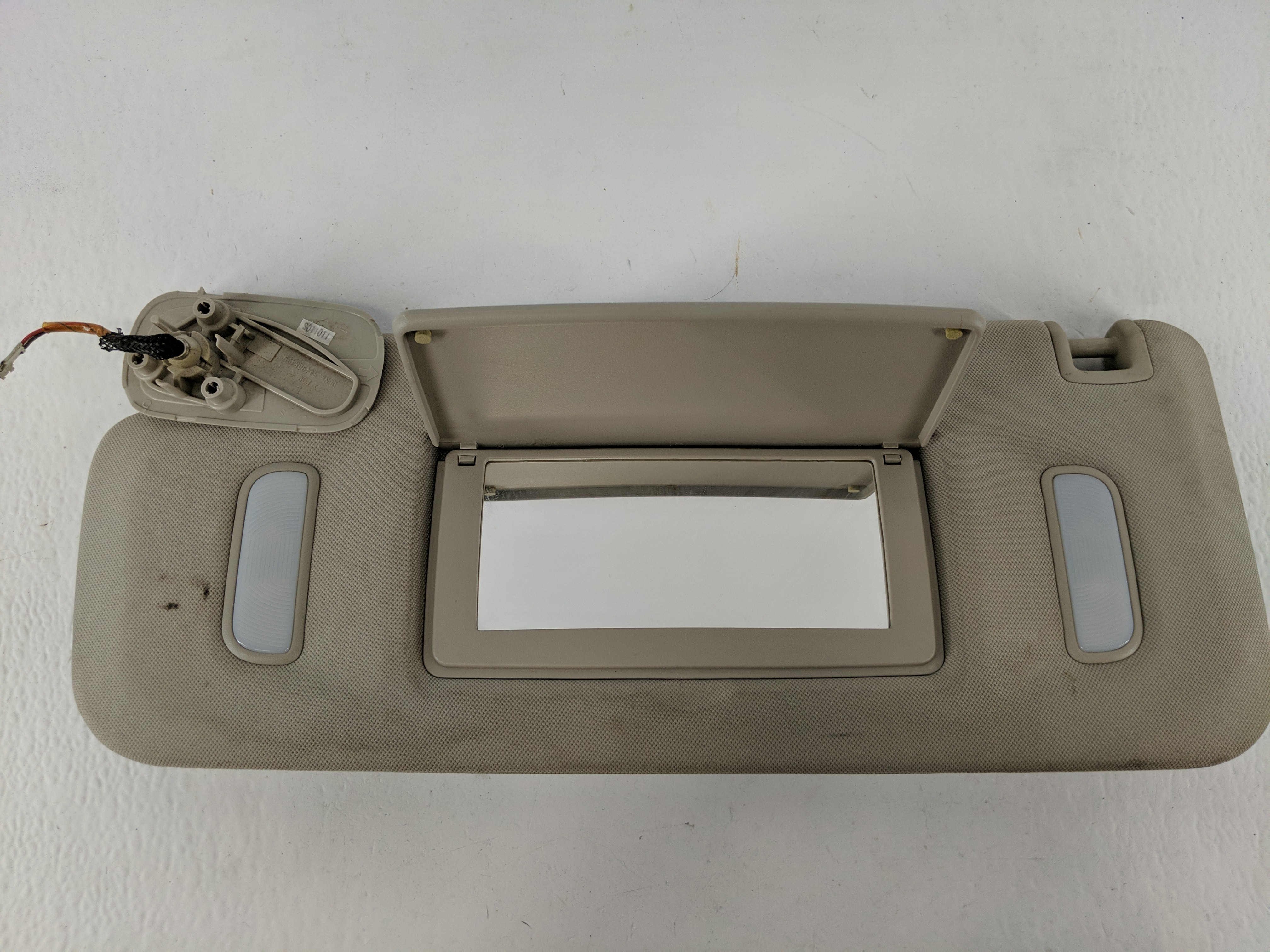 2007-2013 Gmc Sierra 1500 Driver Sun Visor Mirror Left Sunvisor Grey 1092893 - Oemusedautoparts1.com