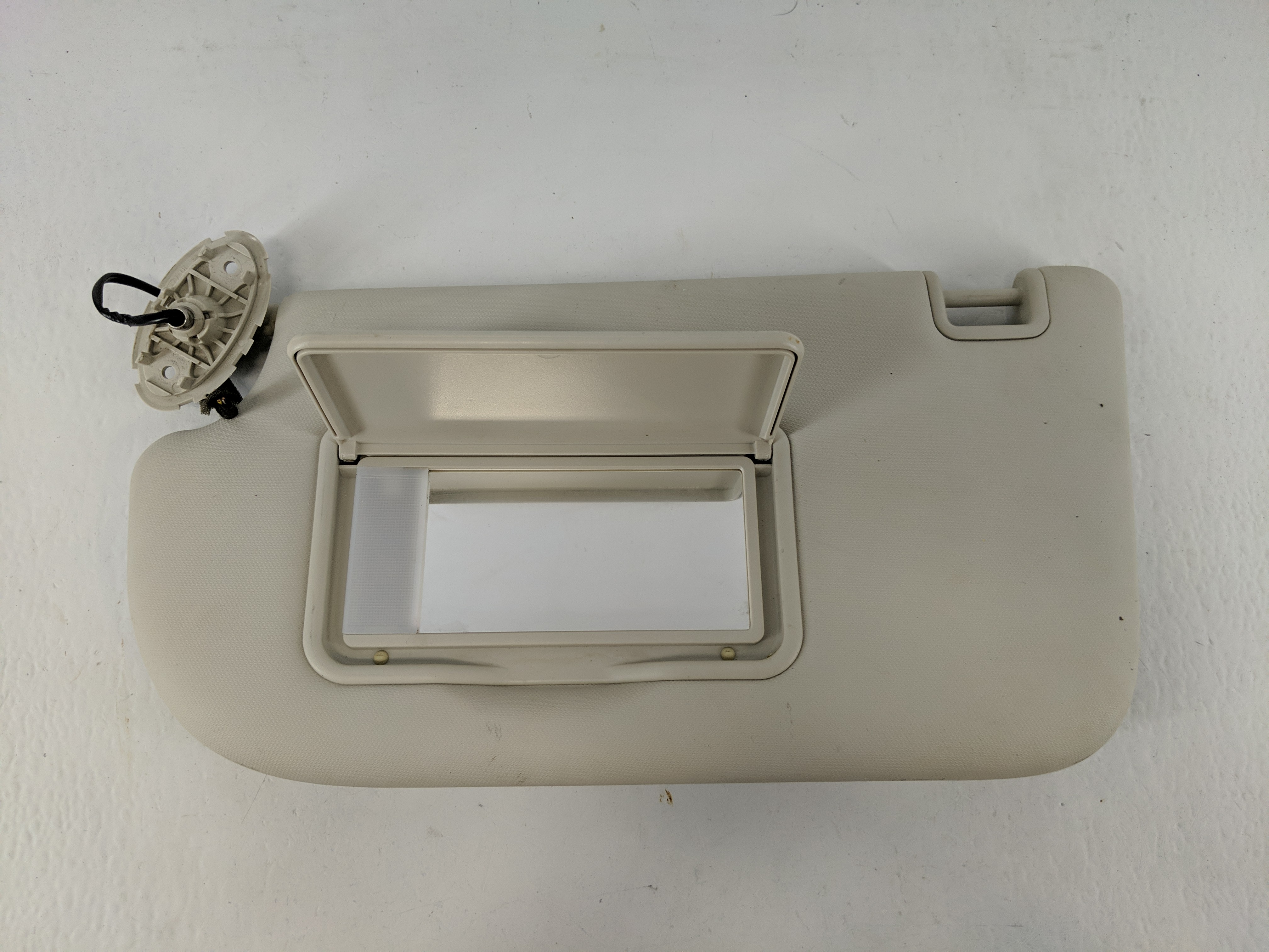 2015-2016 Hyundai Genesis Driver Sun Visor Mirror Left Sunvisor Ivory 1093178 - Oemusedautoparts1.com