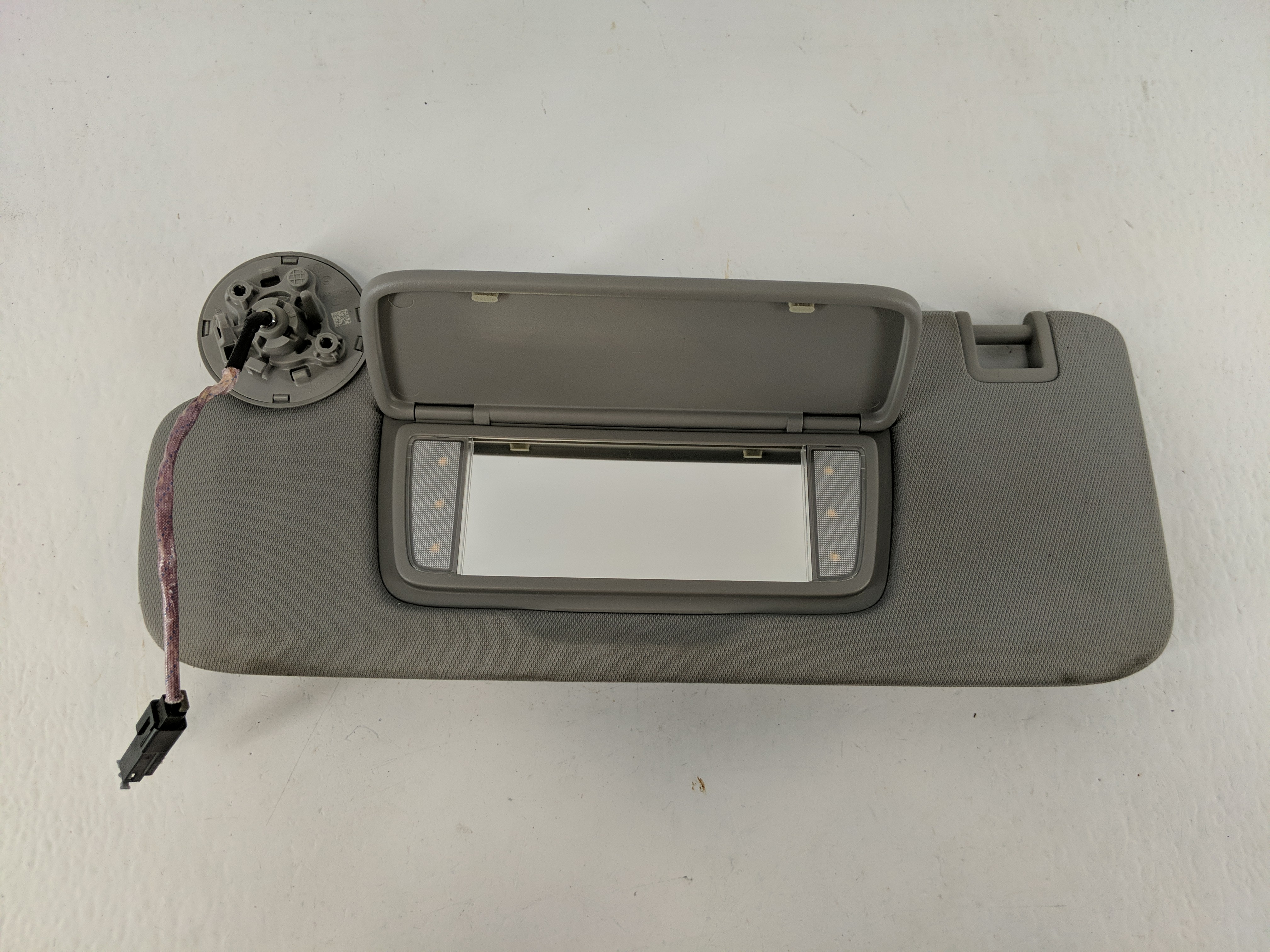 2020-2022 Chevrolet Equinox Driver Sun Visor Mirror Left Sunvisor 1093243 - Oemusedautoparts1.com