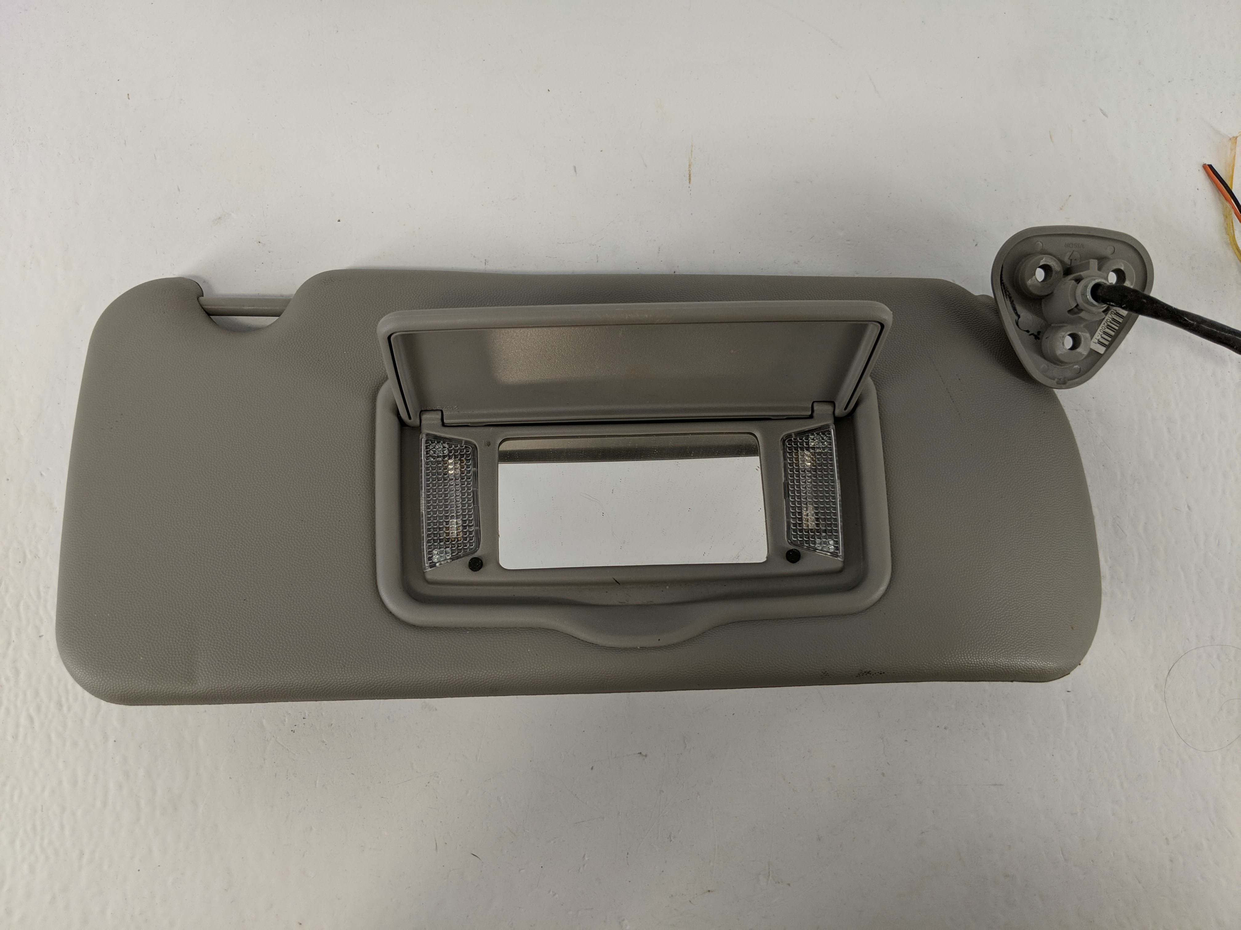2012 Chevrolet Captiva Sport Passenger Sun Visor Mirror Right Sunvisor 1093244 - Oemusedautoparts1.com