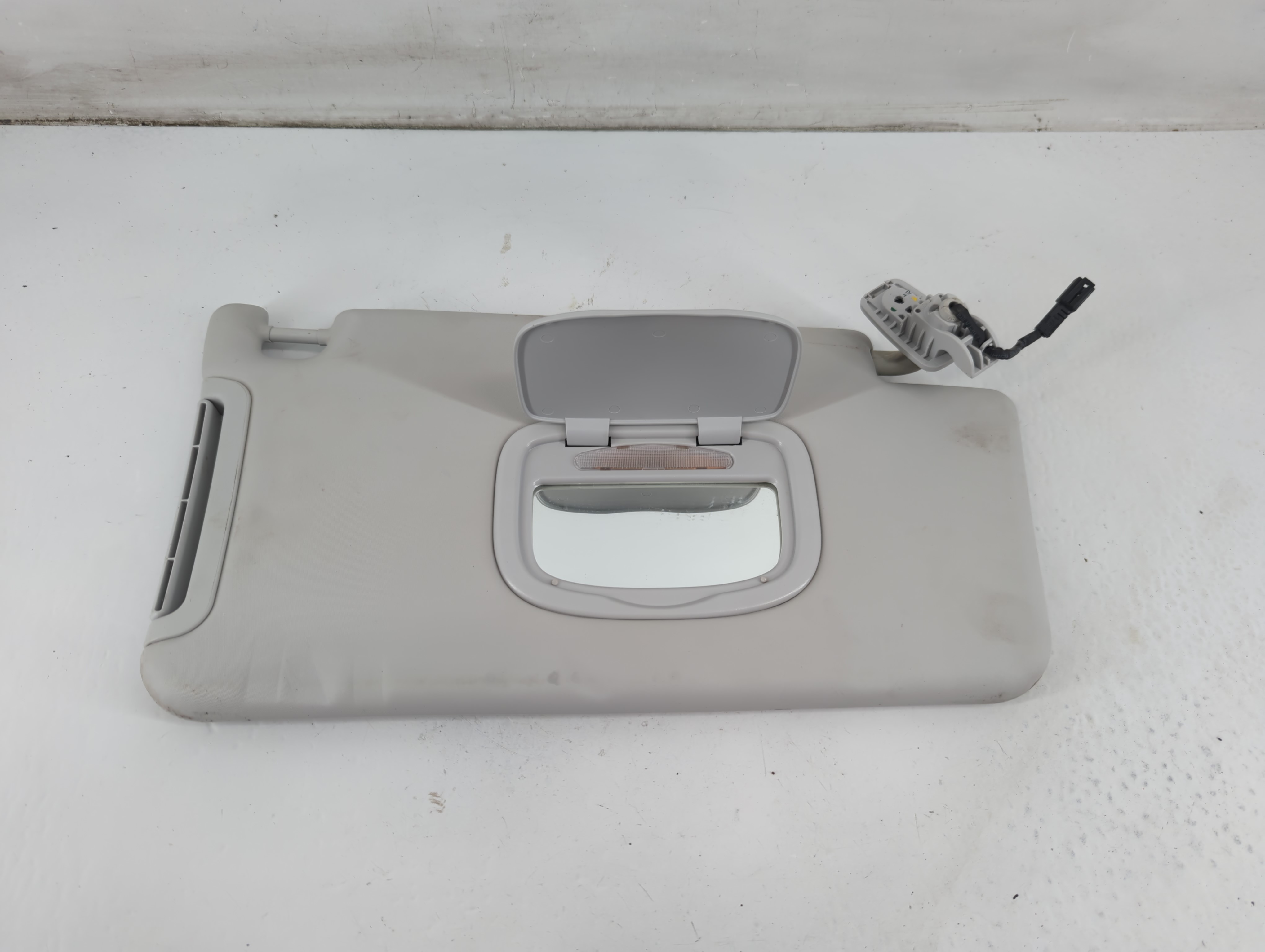 2015-2022 Jeep Renegade Passenger Sun Visor Mirror Right Sunvisor Ivory 1093316 - Oemusedautoparts1.com