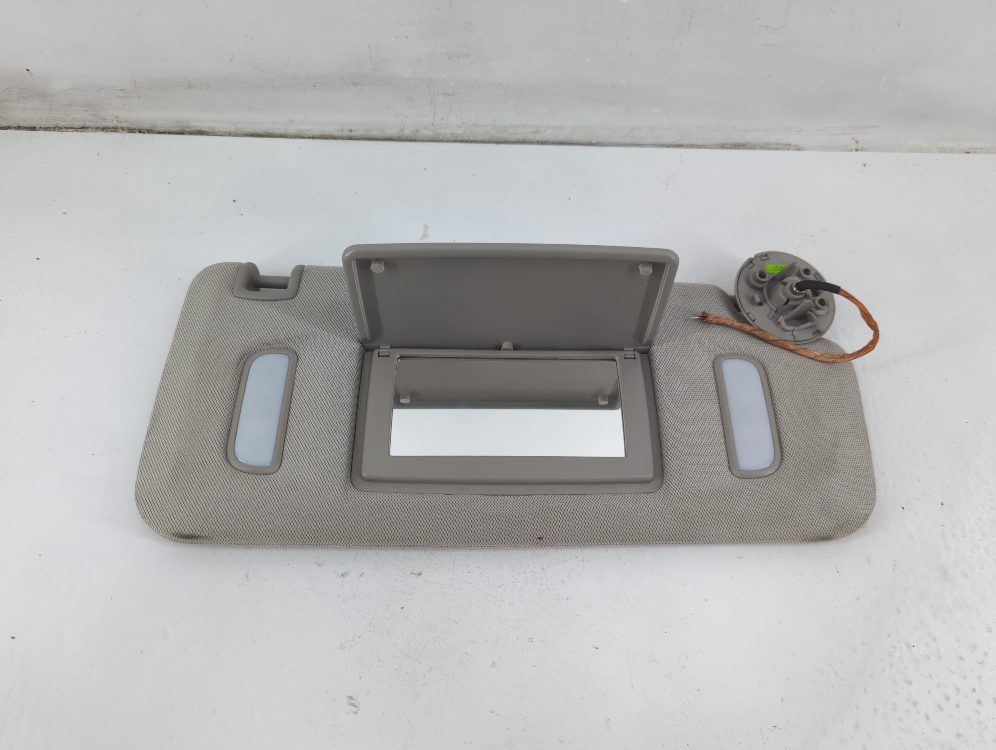 2010-2017 Chevrolet Equinox Passenger Sun Visor Mirror Right Sunvisor 1093320 - Oemusedautoparts1.com
