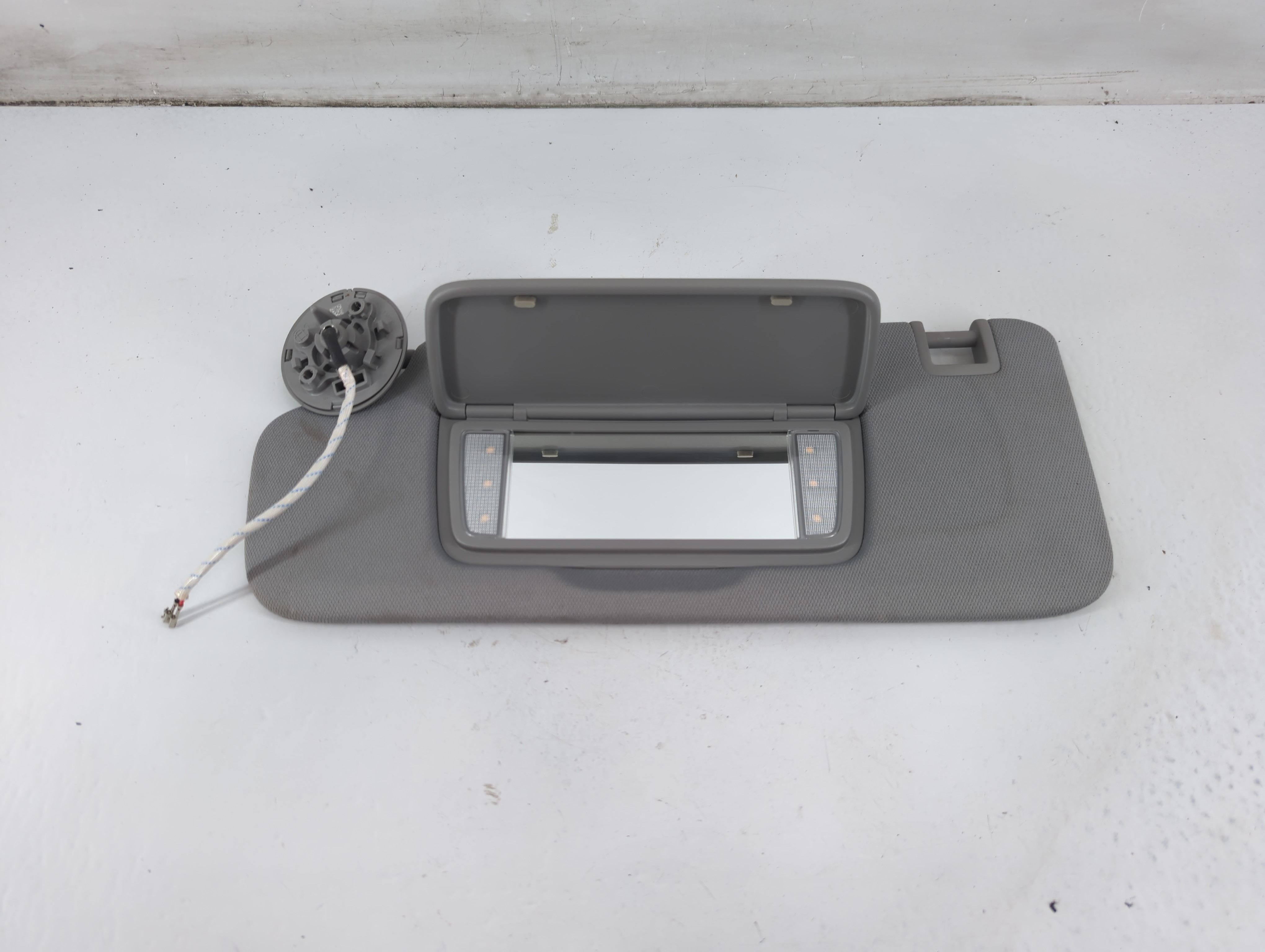 2018-2019 Chevrolet Equinox Driver Sun Visor Mirror Left Sunvisor 1093322 - Oemusedautoparts1.com
