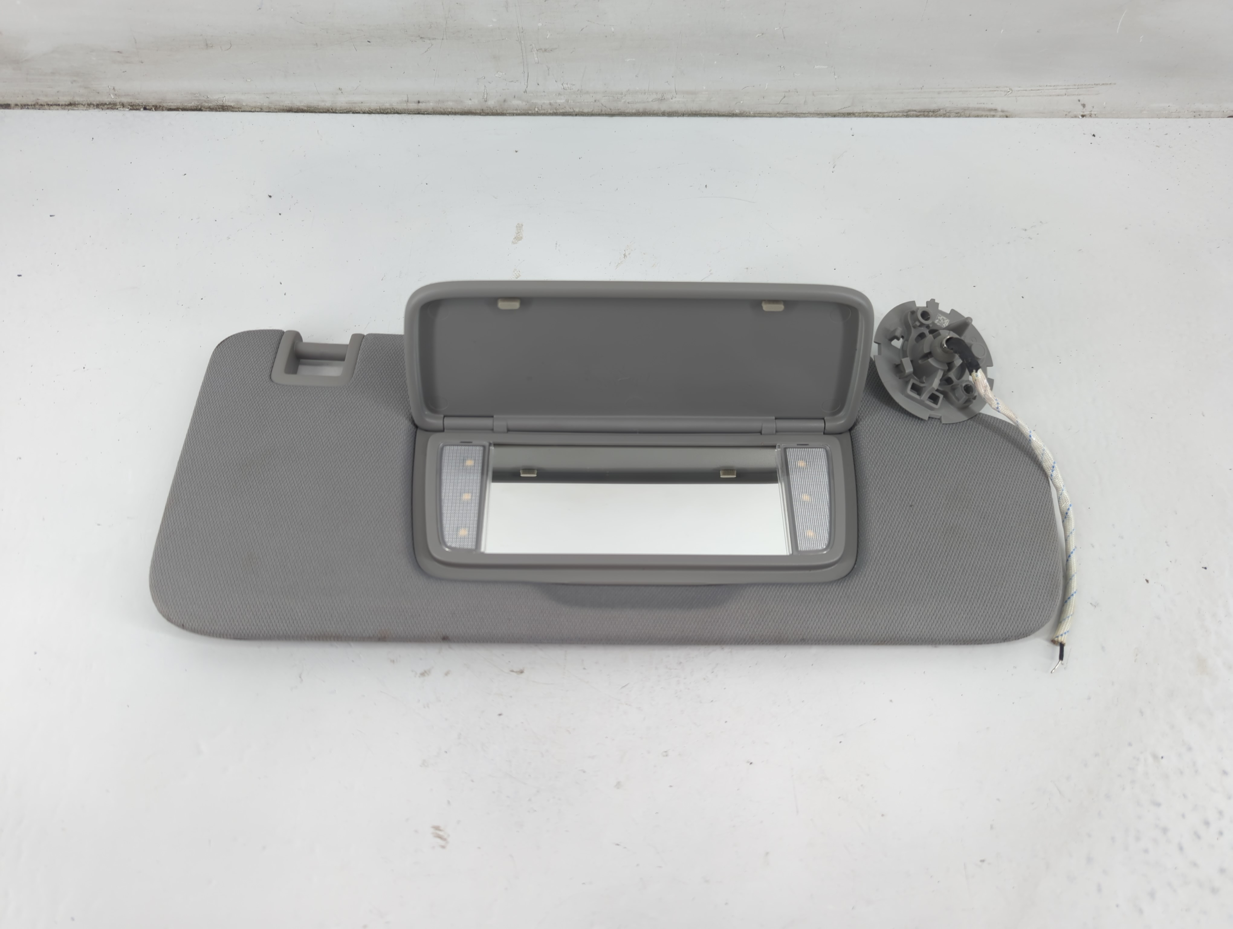 2018-2019 Chevrolet Equinox Passenger Sun Visor Mirror Right Sunvisor 1093323 - Oemusedautoparts1.com