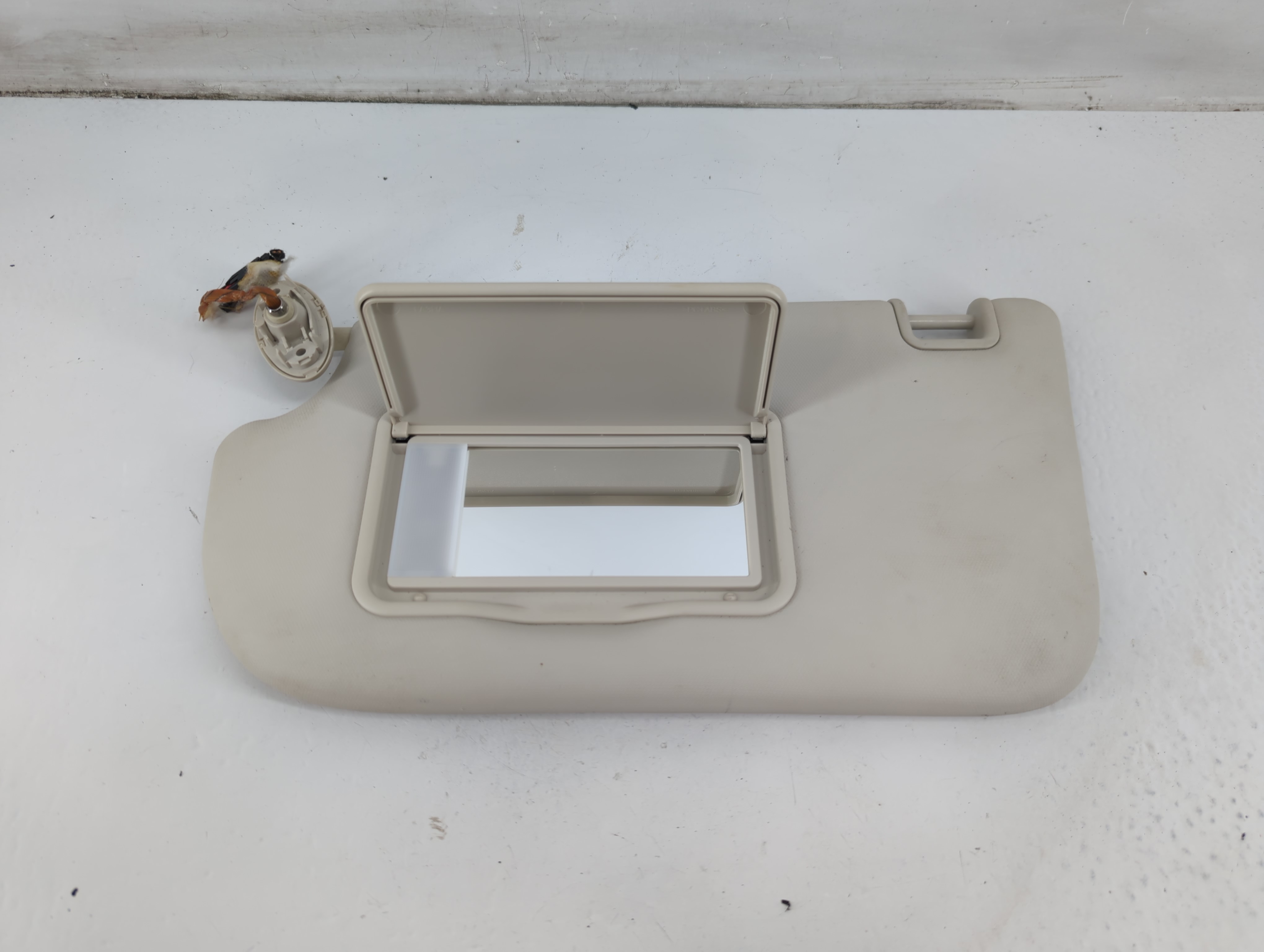 2012-2015 Chevrolet Captiva Sport Driver Sun Visor Mirror Left Sunvisor 1093328 - Oemusedautoparts1.com