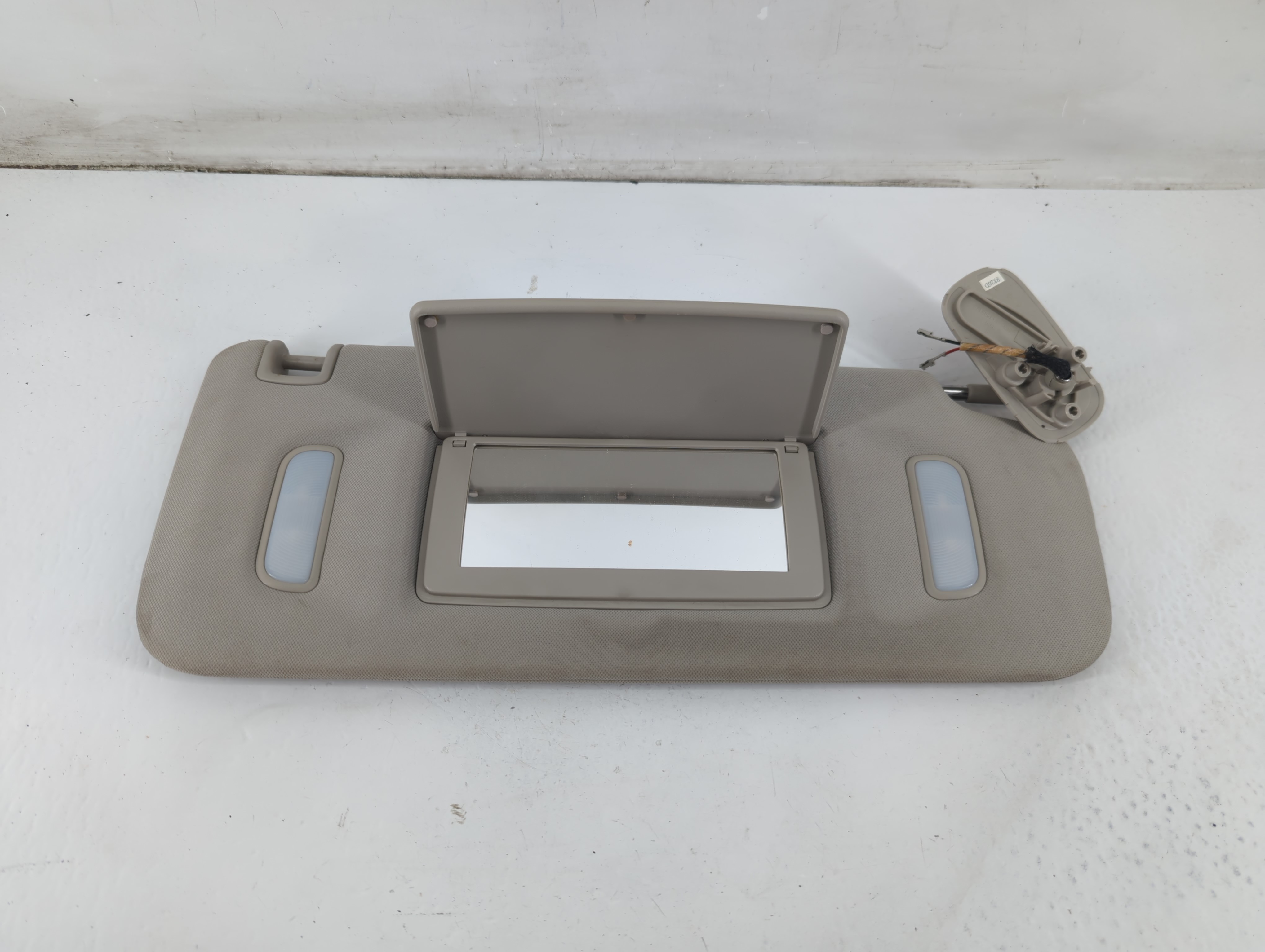 Chevrolet Avalanche 1500 Passenger Sun Visor Mirror Right Sunvisor 1093407 - Oemusedautoparts1.com