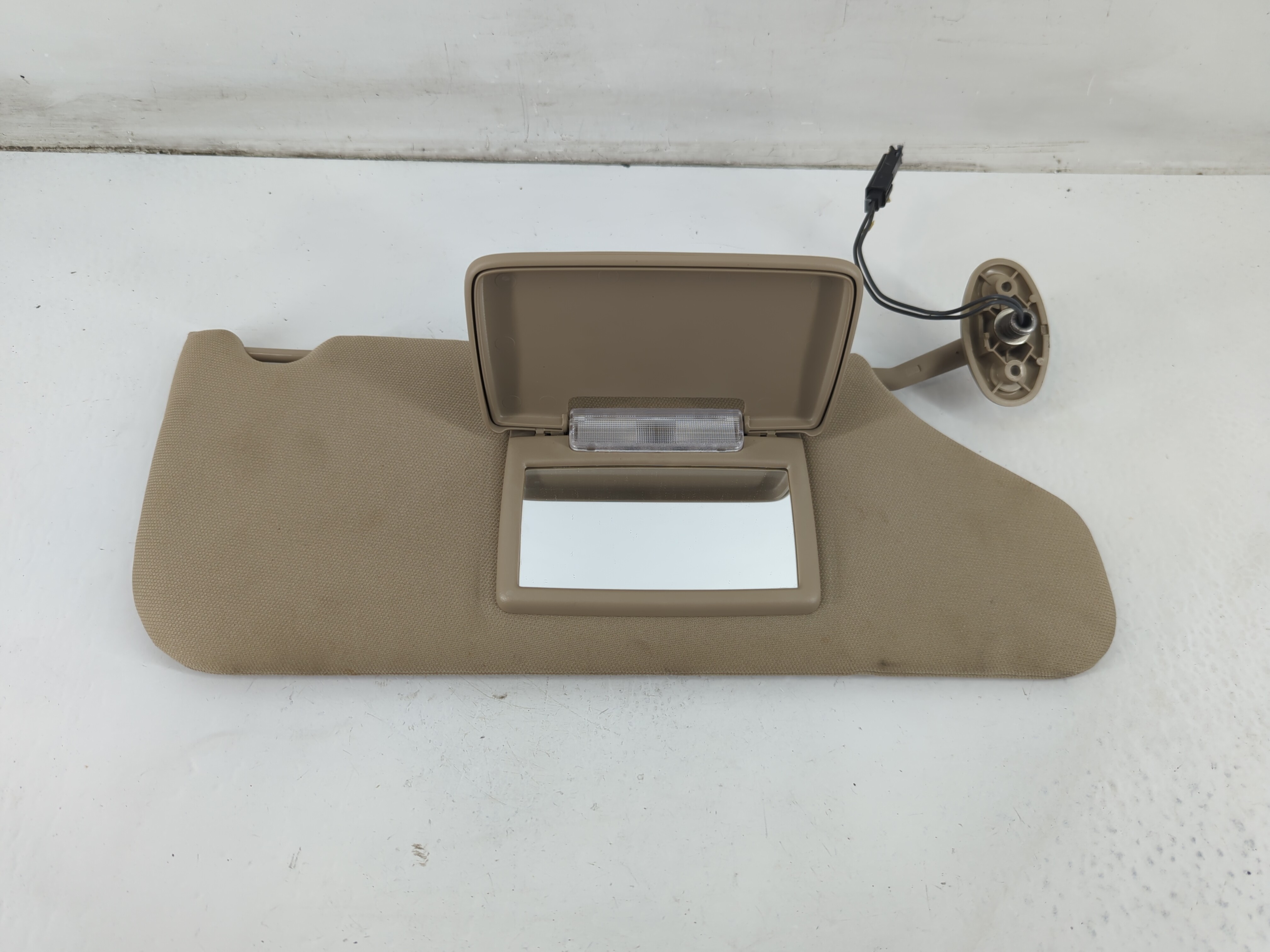 2011-2014 Chrysler 200 Passenger Sun Visor Mirror Right Sunvisor 1093410 - Oemusedautoparts1.com
