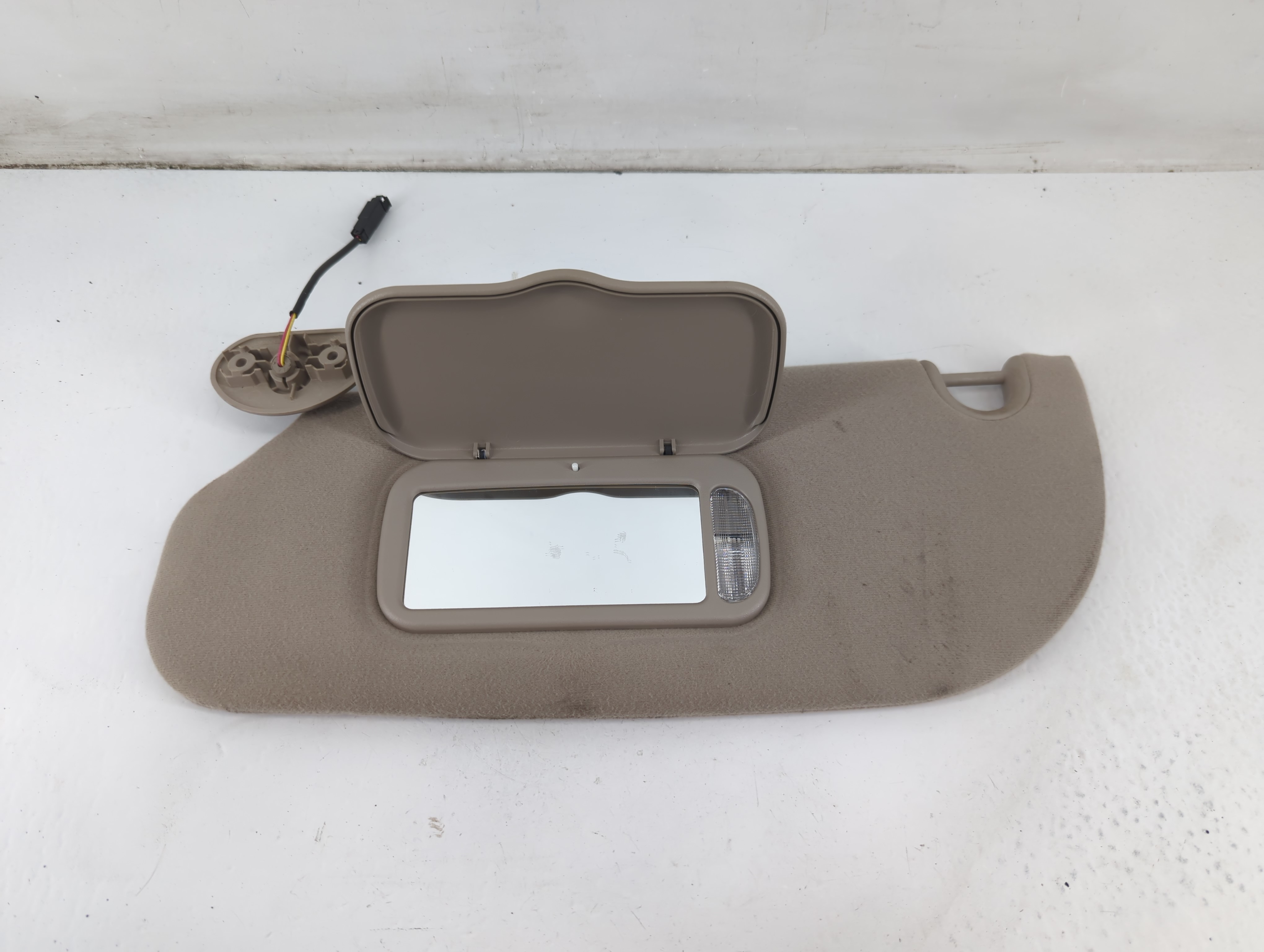 2006-2009 Mercury Mountaineer Driver Sun Visor Mirror Left Sunvisor 1093491 - Oemusedautoparts1.com