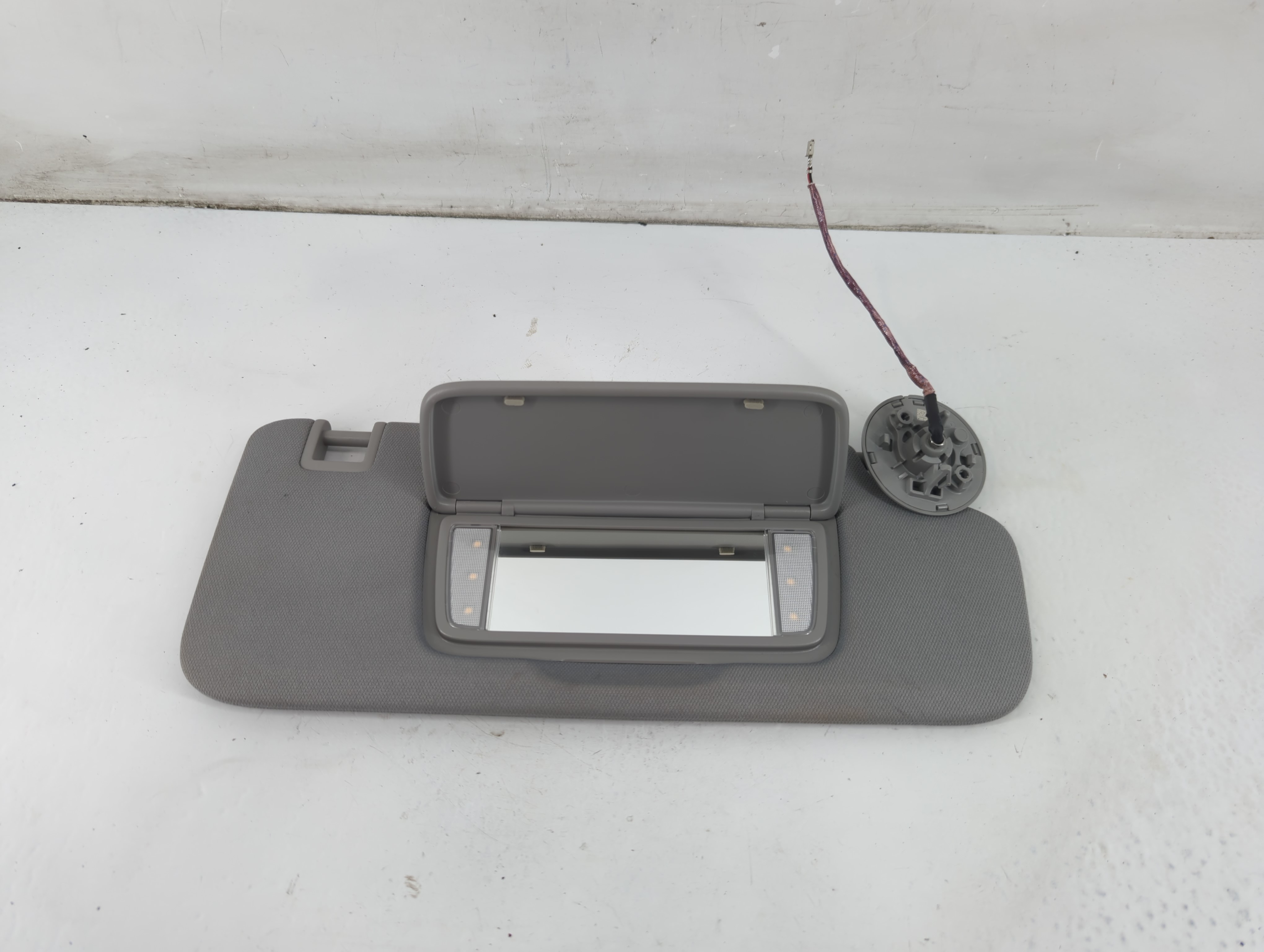 2020-2022 Chevrolet Equinox Passenger Sun Visor Mirror Right Sunvisor 1093520 - Oemusedautoparts1.com