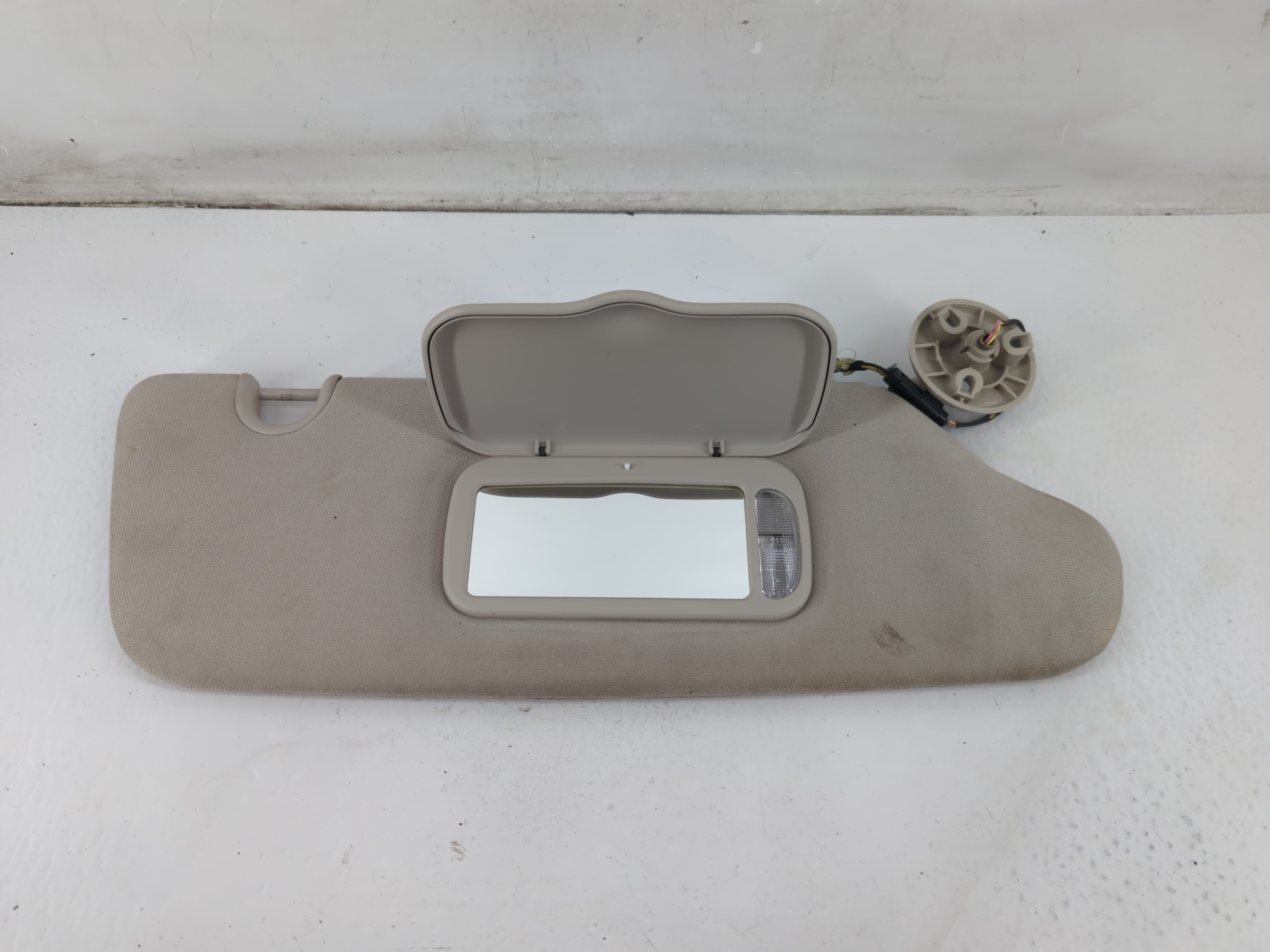 2011 Chrysler Town & Country Passenger Sun Visor Mirror Right Sunvisor 1093523 - Oemusedautoparts1.com