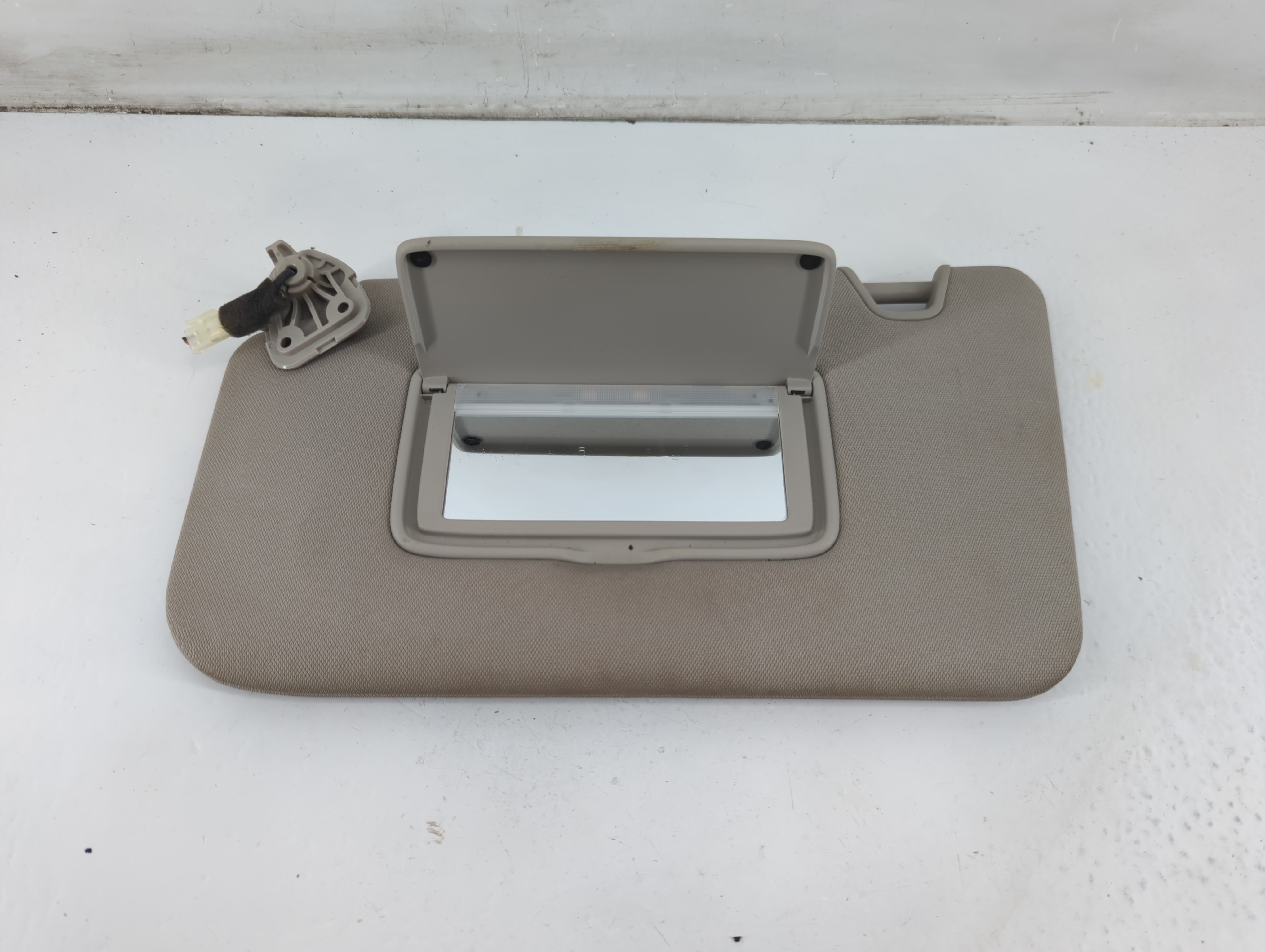 Picture of 2018-2020 Nissan Rogue Driver Sun Visor Mirror Left Sunvisor Grey 1093629