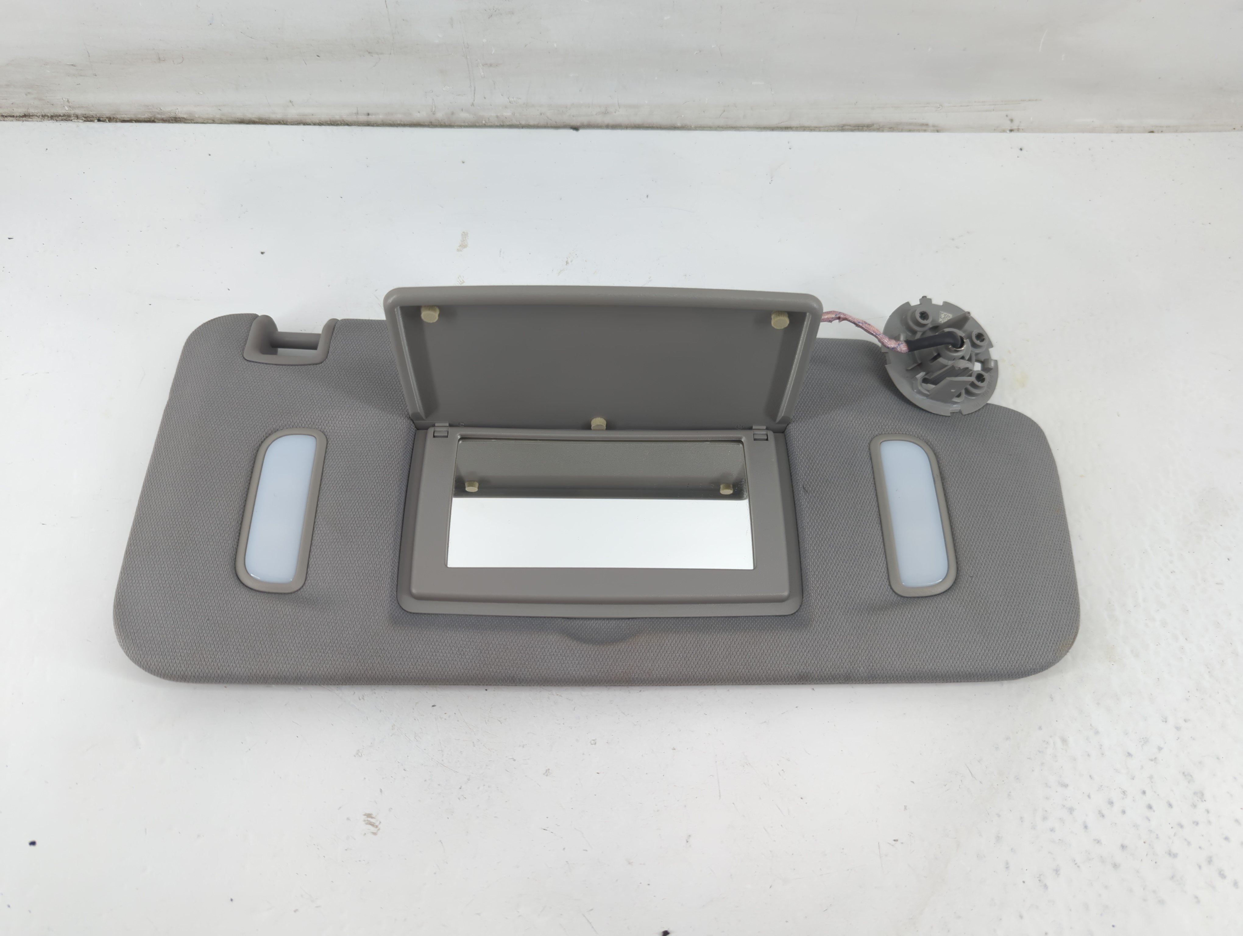 2020-2022 Gmc Acadia Passenger Sun Visor Mirror Right Sunvisor Grey 1093630 - Oemusedautoparts1.com