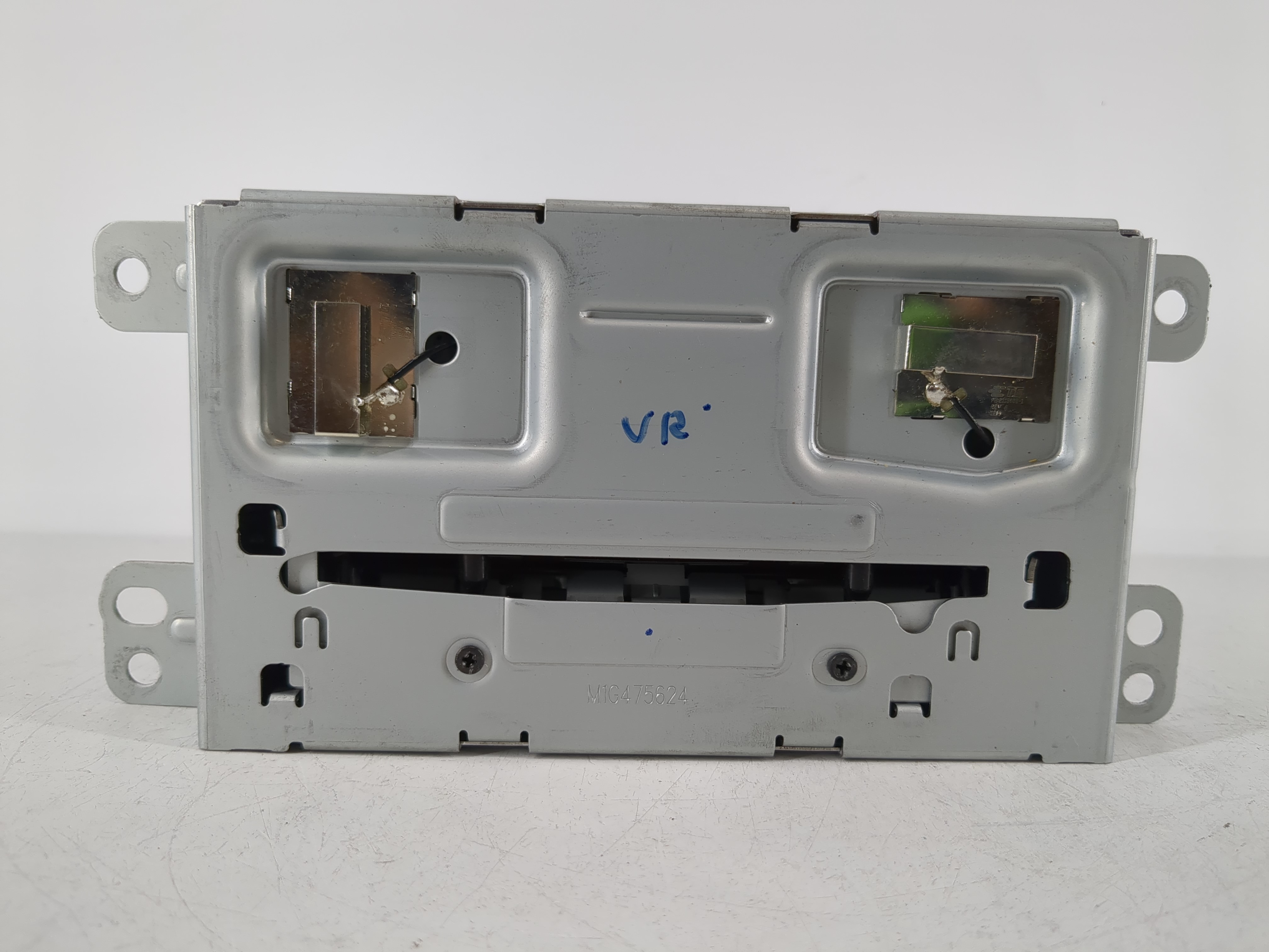 2013-2013 Chevrolet Volt Am Fm Cd Player Radio Receiver 1093657 - Oemusedautoparts1.com