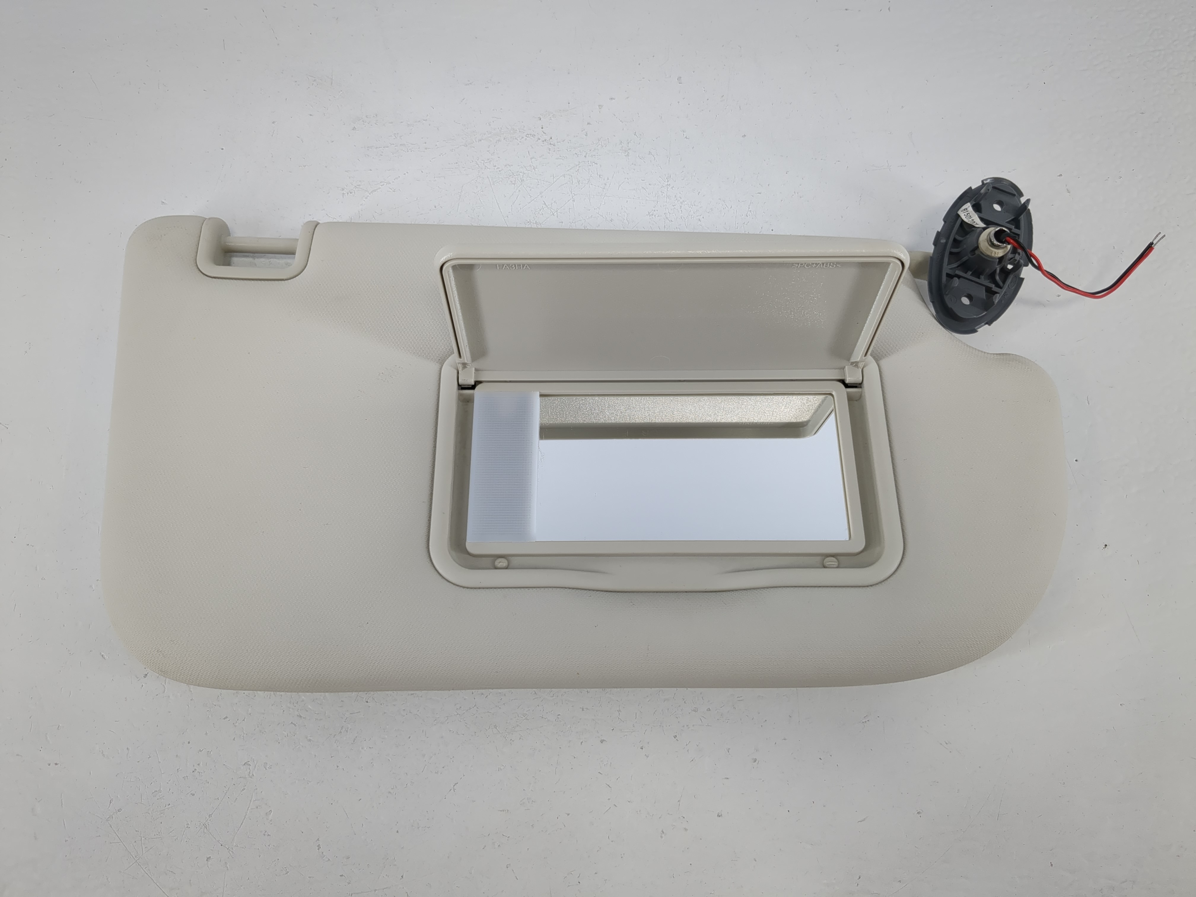 2013-2019 Ford Escape Passenger Sun Visor Mirror Right Sunvisor Ivory 1094602 - Oemusedautoparts1.com