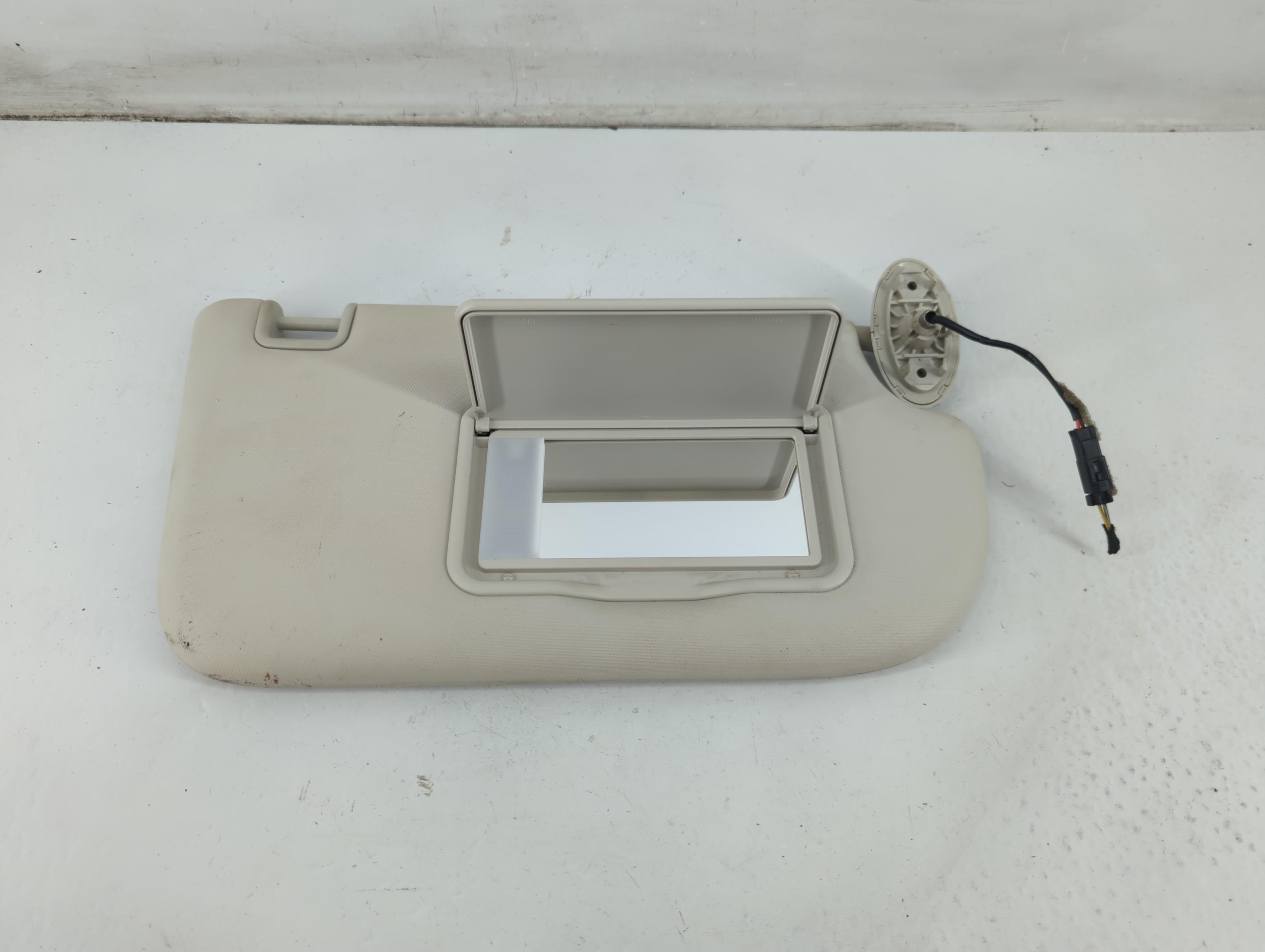 2013-2019 Ford Escape Passenger Sun Visor Mirror Right Sunvisor Ivory 1094636 - Oemusedautoparts1.com