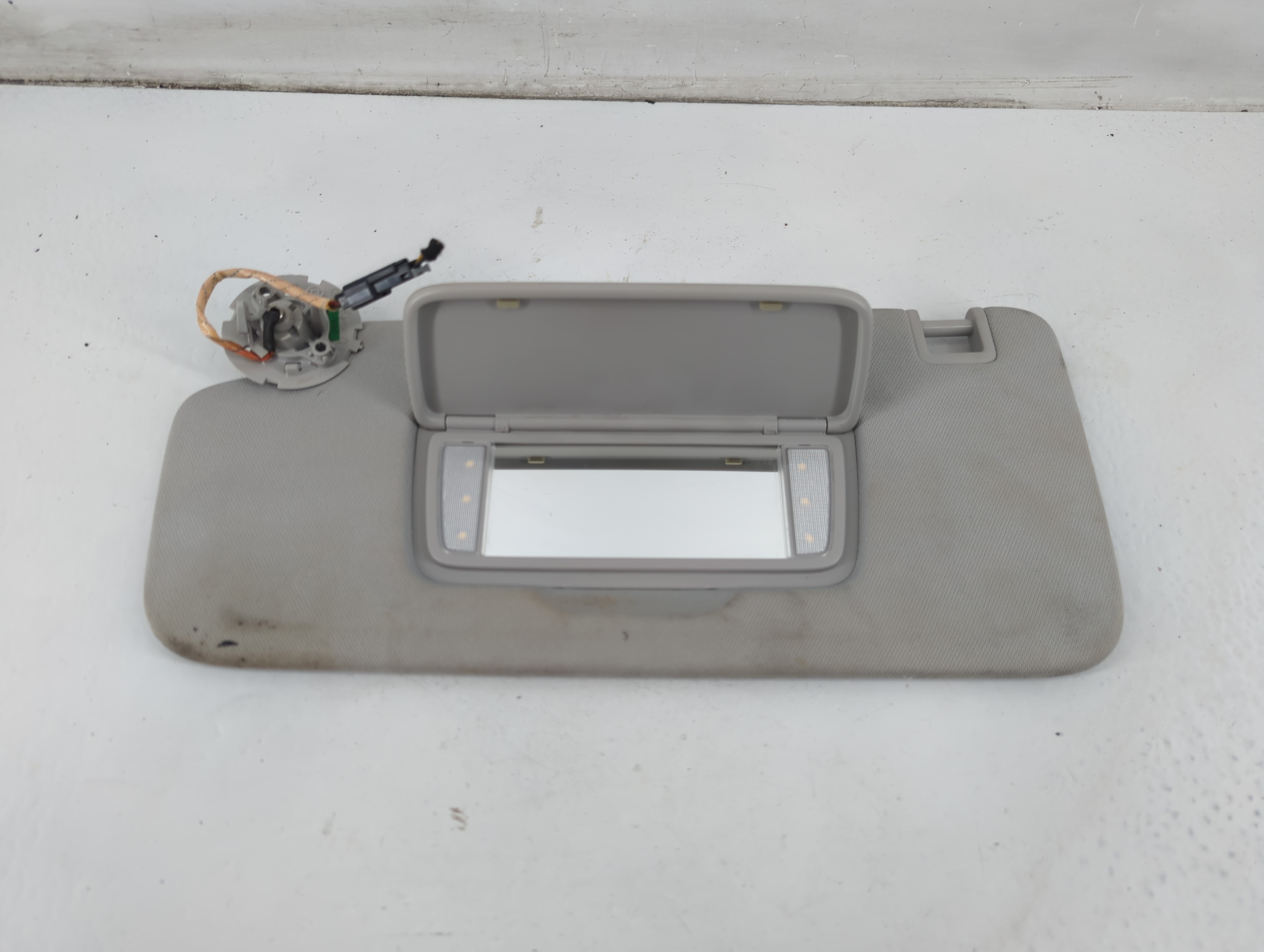 2018-2022 Chevrolet Traverse Driver Sun Visor Mirror Left Sunvisor 1094682 - Oemusedautoparts1.com