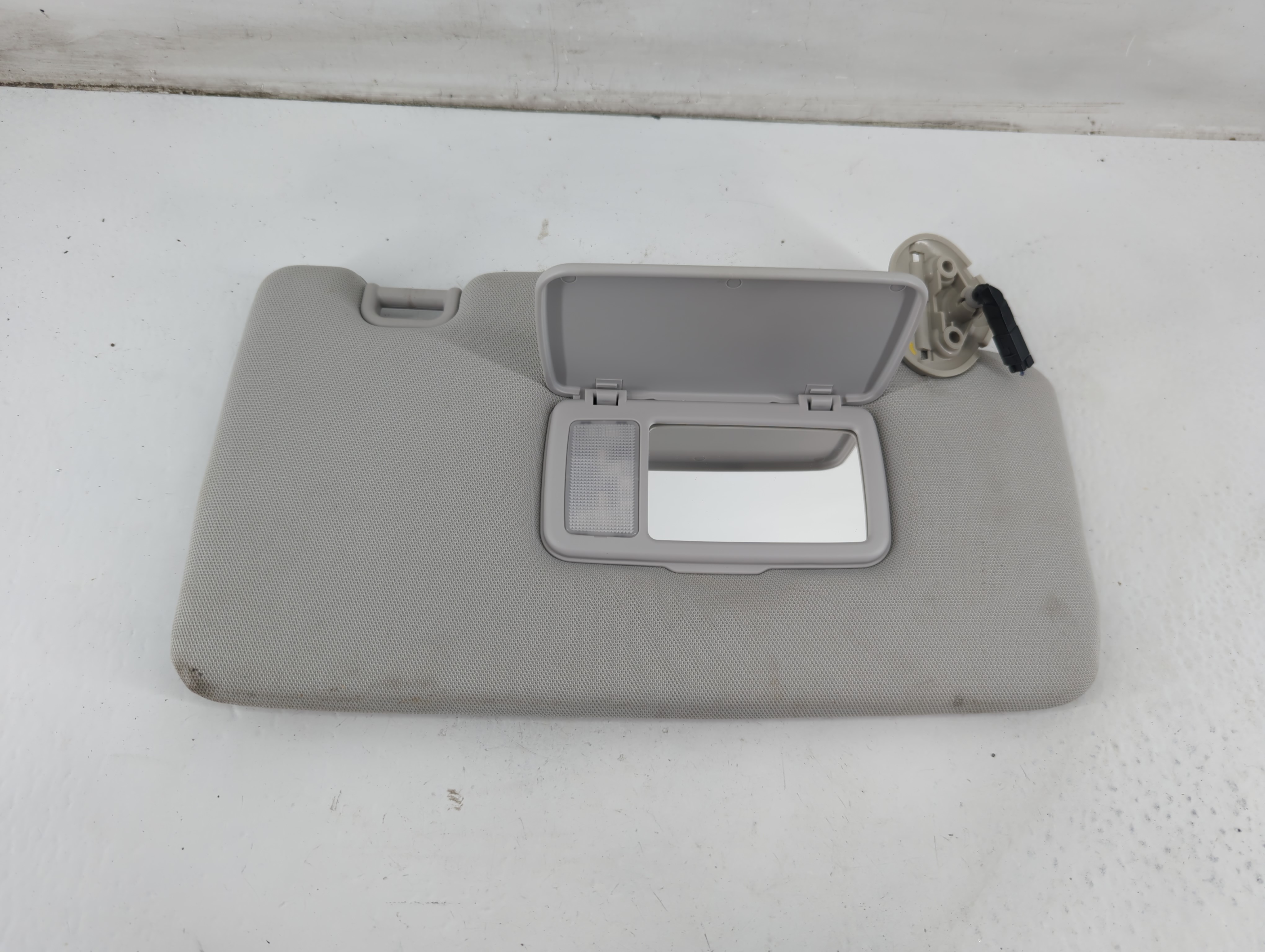 2017-2018 Subaru Forester Passenger Sun Visor Mirror Right Sunvisor 1094683 - Oemusedautoparts1.com