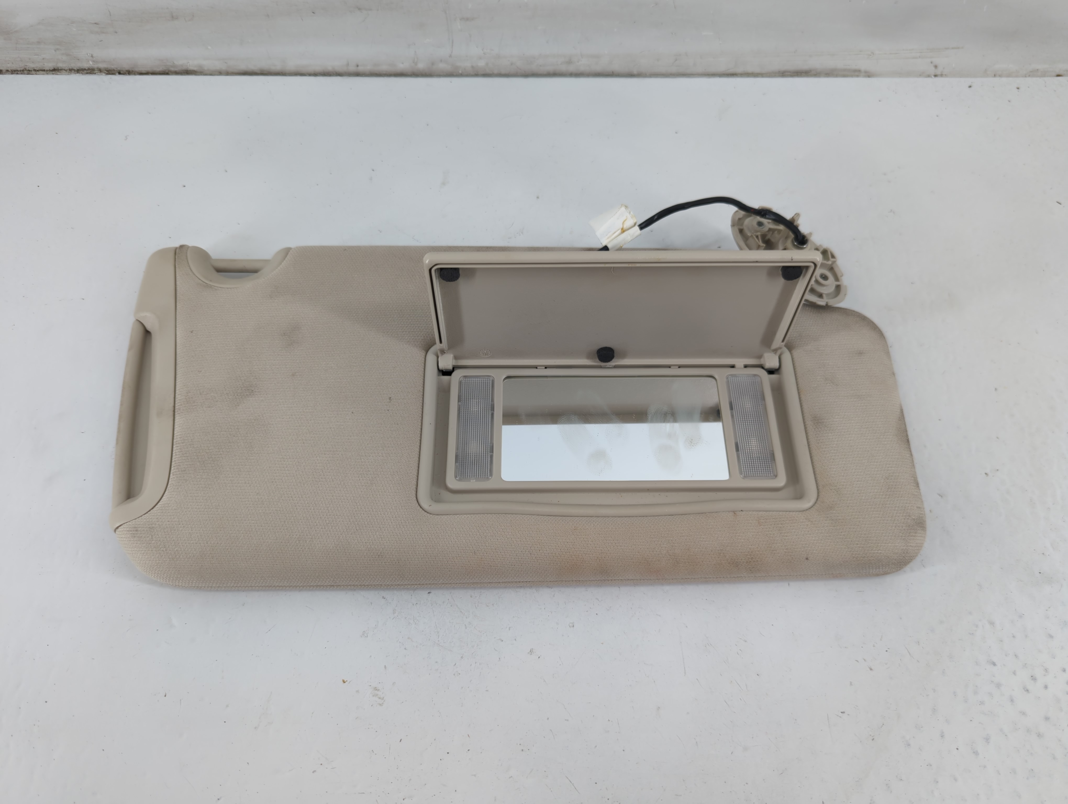 2015-2022 Chrysler 300 Passenger Sun Visor Mirror Right Sunvisor Tan 1094693 - Oemusedautoparts1.com