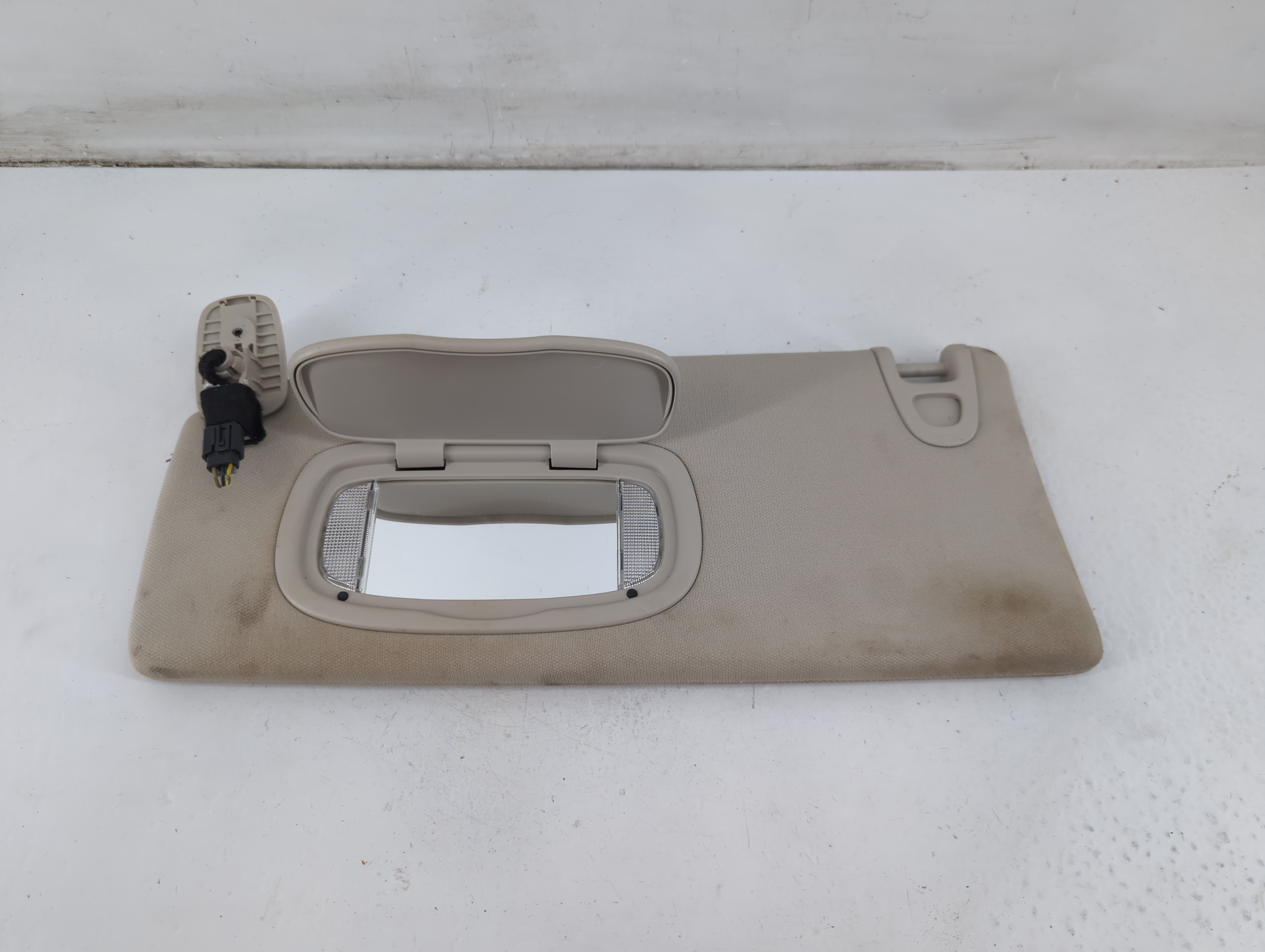2014-2018 Jeep Cherokee Driver Sun Visor Mirror Left Sunvisor Light Tan 1094792 - Oemusedautoparts1.com