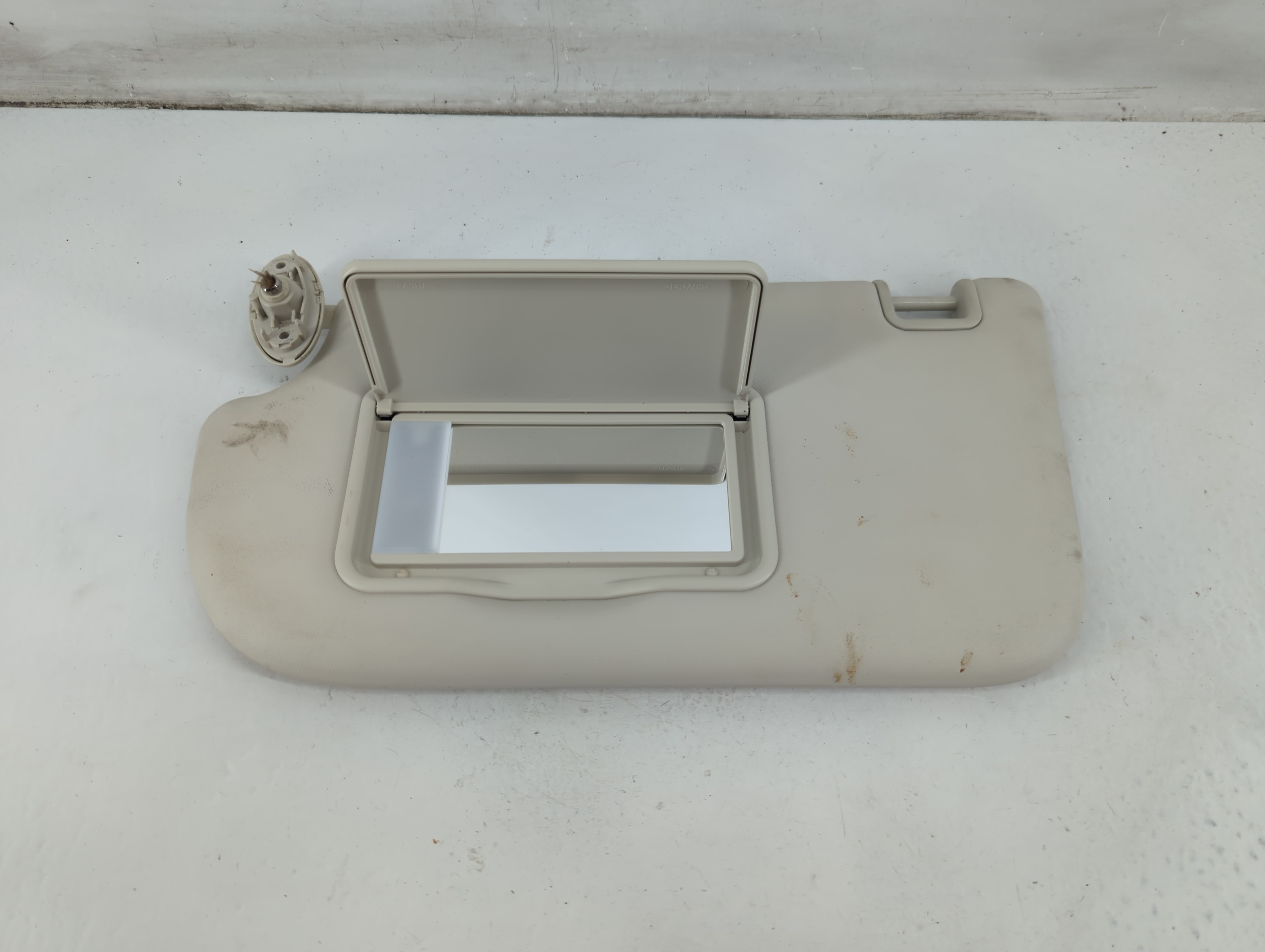 2013-2018 Ford Focus Driver Sun Visor Mirror Left Sunvisor Ivory 1094795 - Oemusedautoparts1.com
