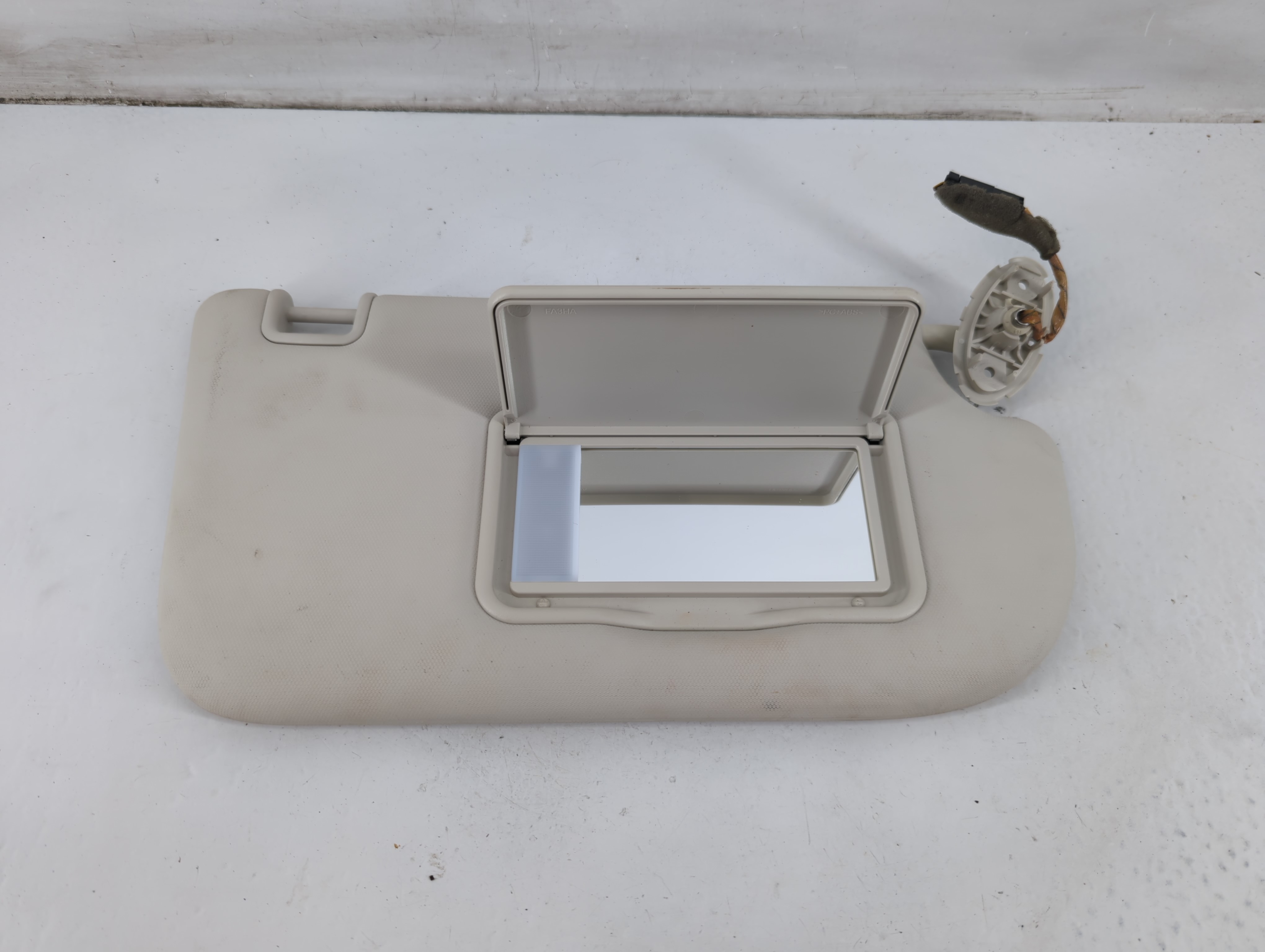 2013-2019 Ford Escape Driver Sun Visor Mirror Left Sunvisor Ivory 1094798 - Oemusedautoparts1.com