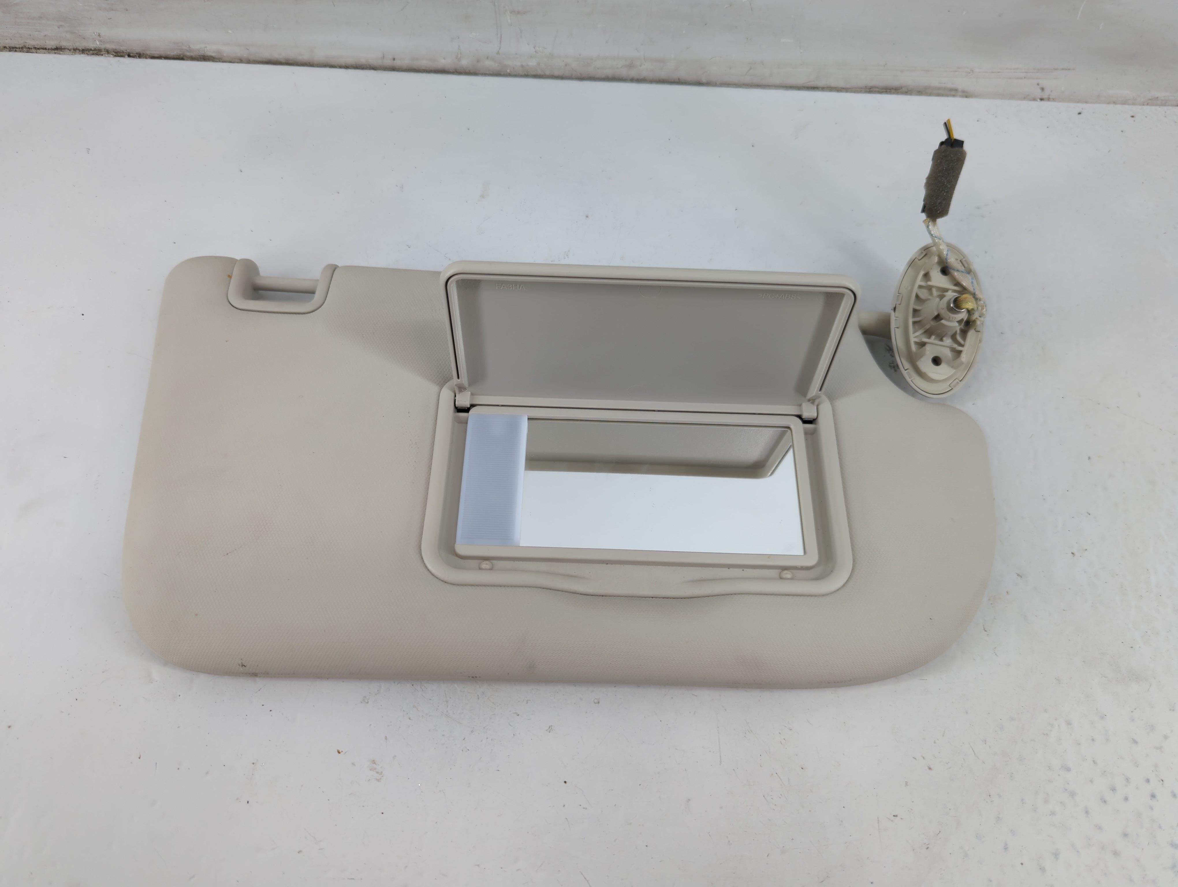 Buick Encore Passenger Sun Visor Mirror Right Sunvisor Cream 1094832 - Oemusedautoparts1.com
