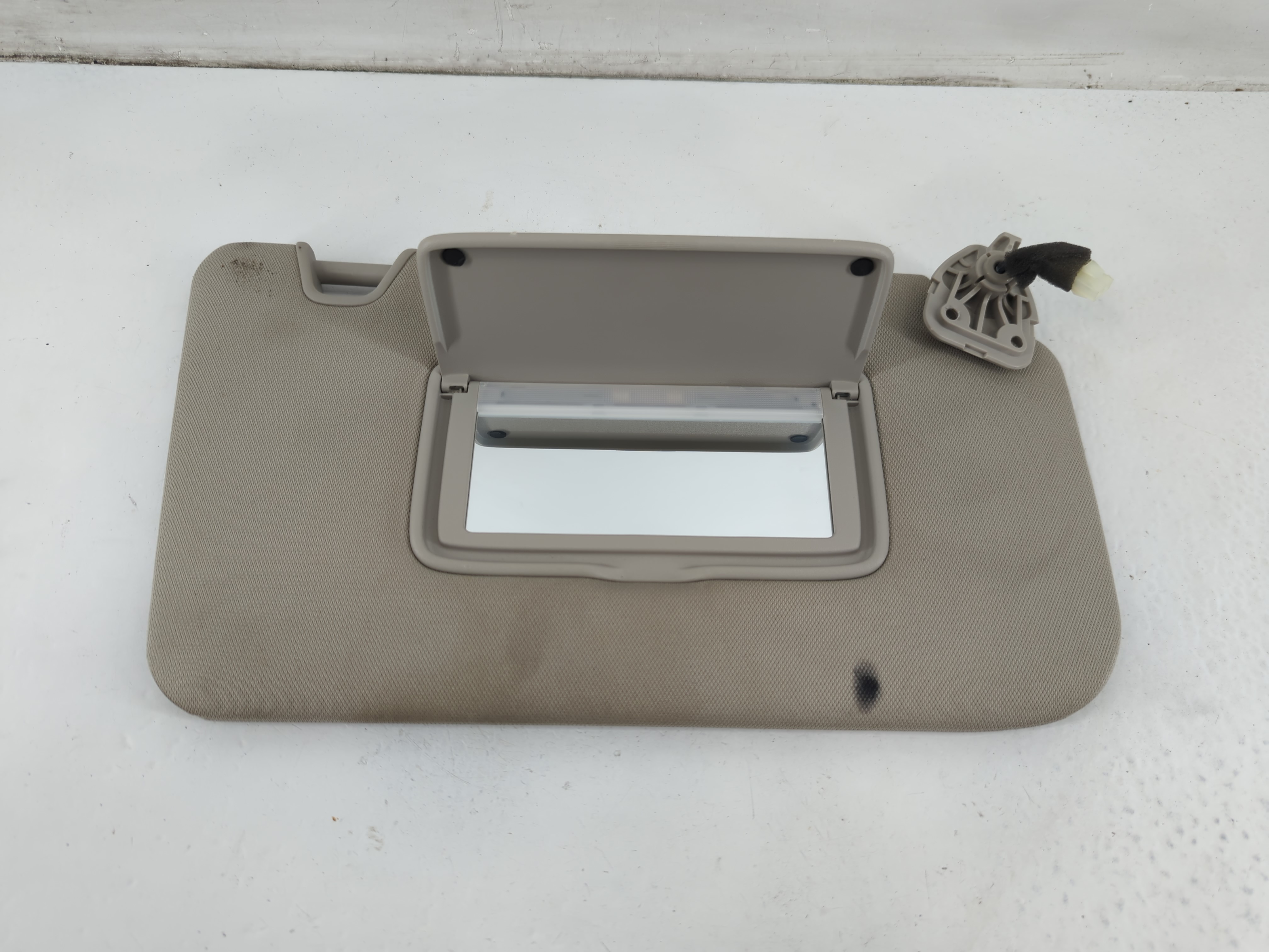 2014-2017 Nissan Rogue Passenger Sun Visor Mirror Right Sunvisor 1094846 - Oemusedautoparts1.com
