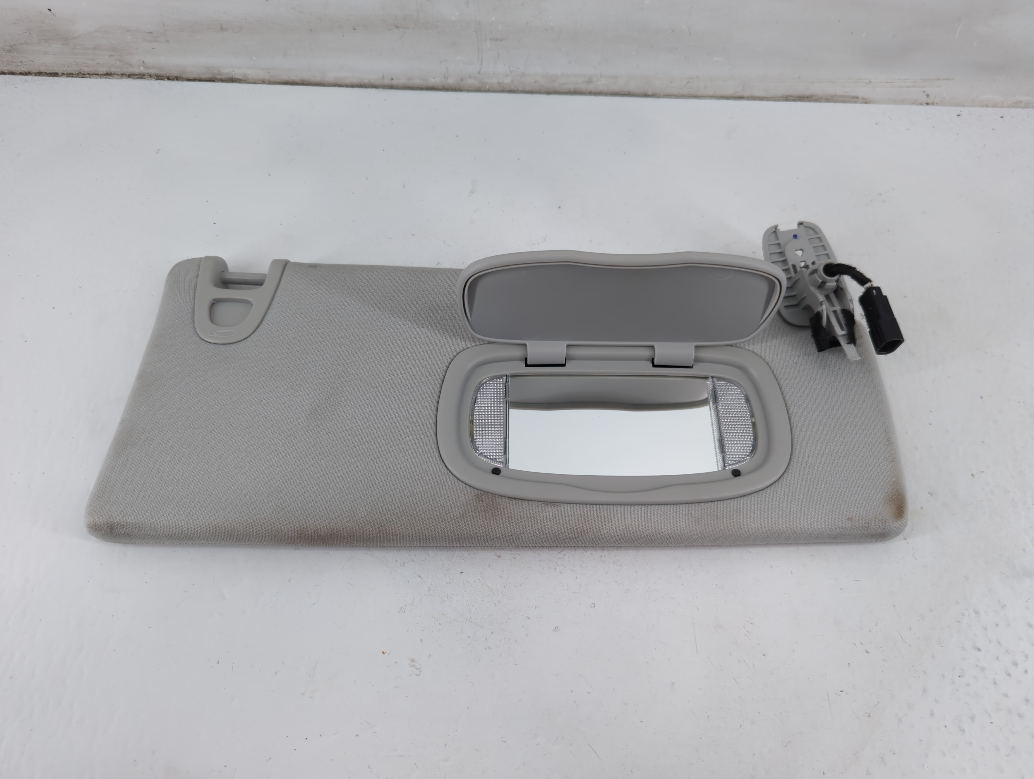 2019-2022 Jeep Cherokee Passenger Sun Visor Mirror Right Sunvisor 1094864 - Oemusedautoparts1.com