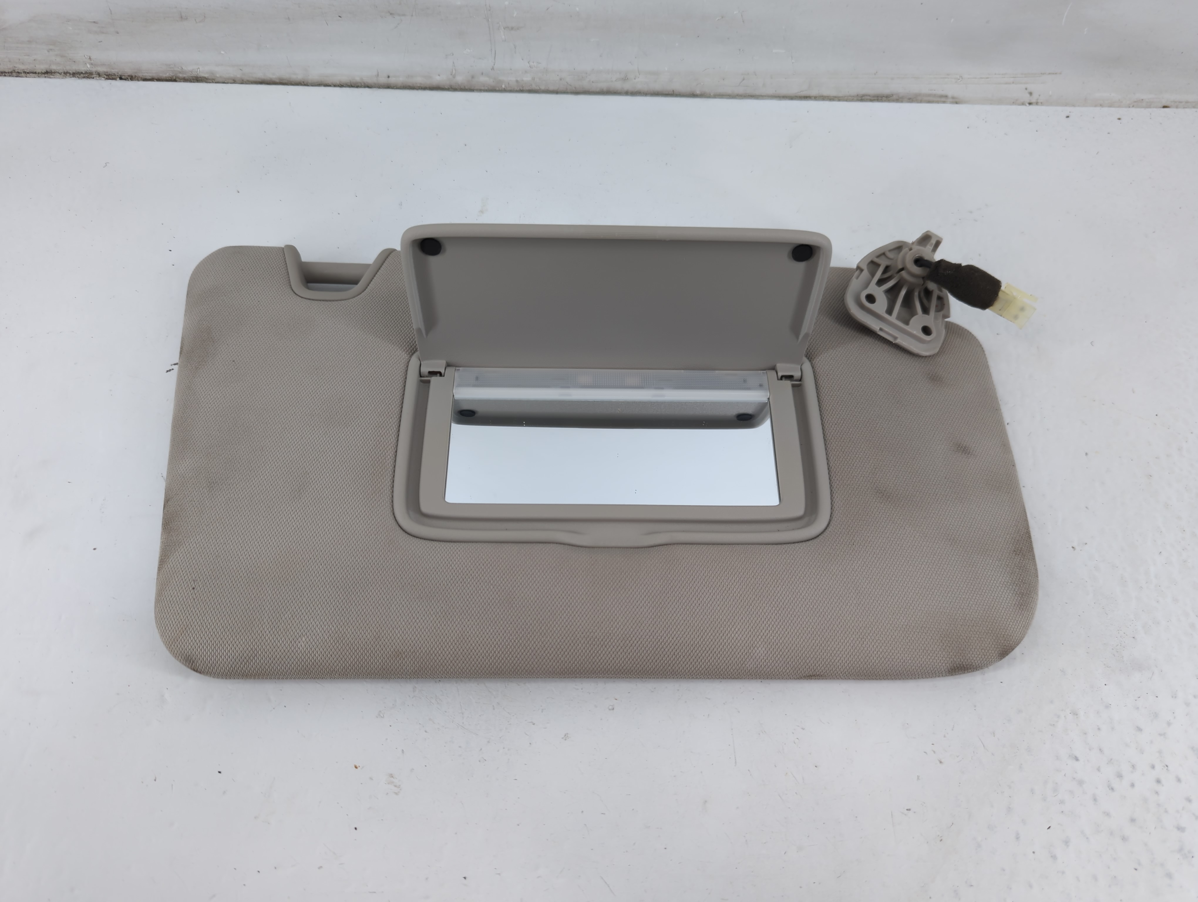 2014-2017 Nissan Rogue Passenger Sun Visor Mirror Right Sunvisor 1094930 - Oemusedautoparts1.com