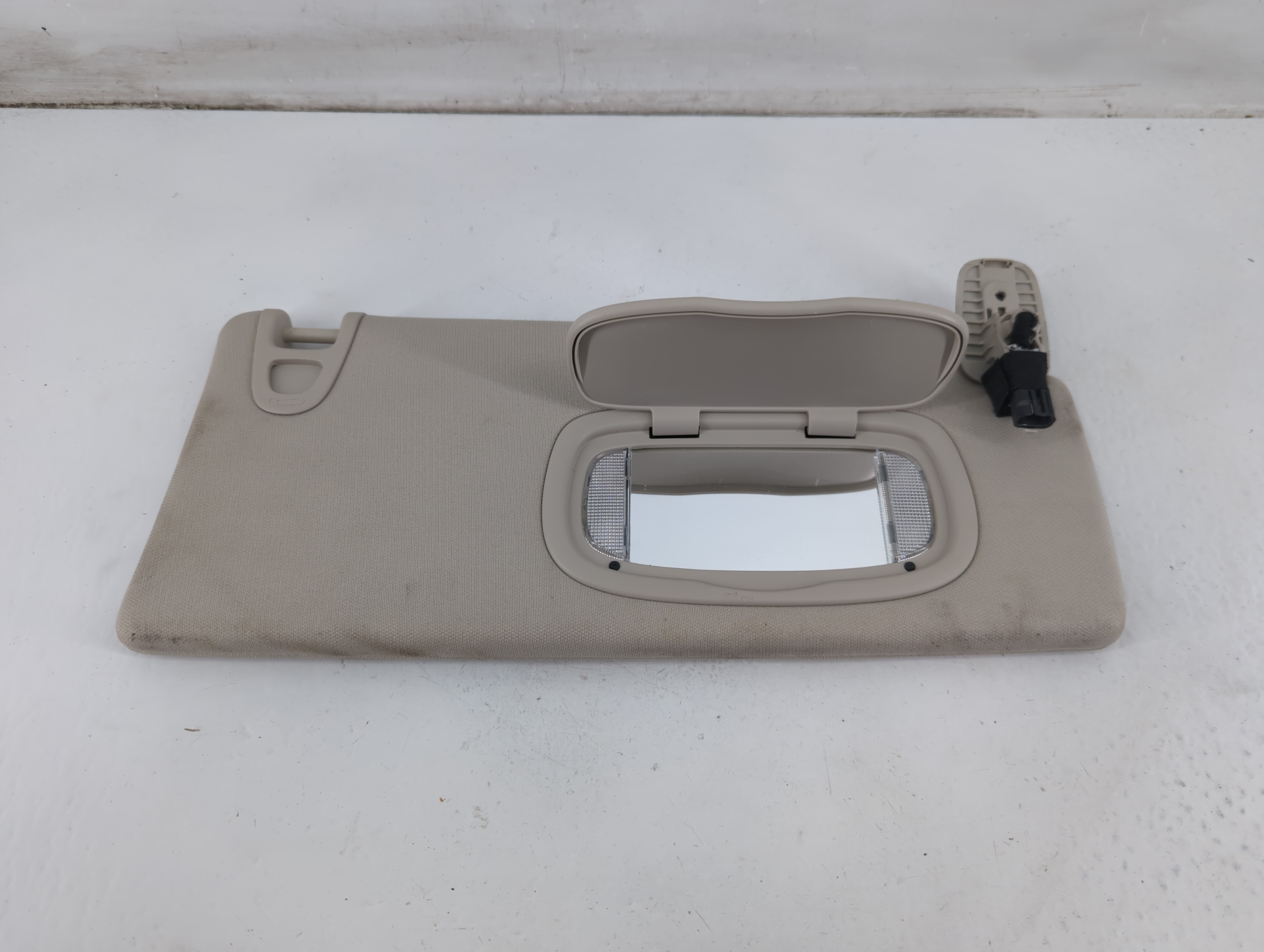 2014-2018 Jeep Cherokee Passenger Sun Visor Mirror Right Sunvisor Beige 1094968 - Oemusedautoparts1.com