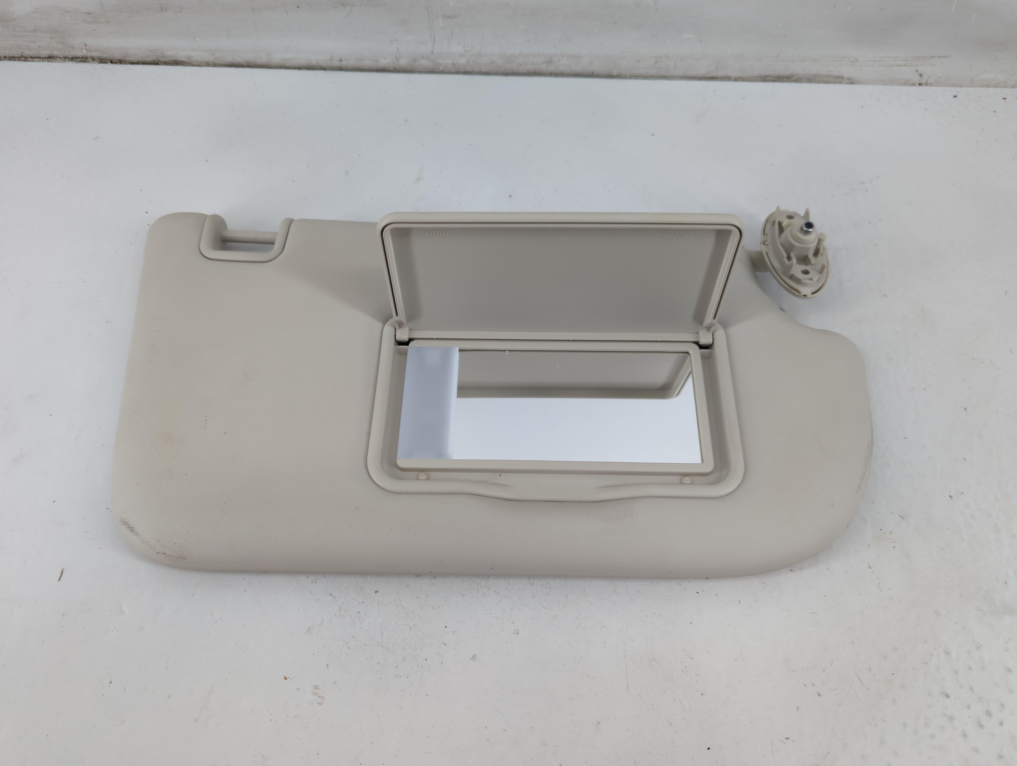 2013-2018 Ford Focus Passenger Sun Visor Mirror Right Sunvisor Ivory 1094979 - Oemusedautoparts1.com