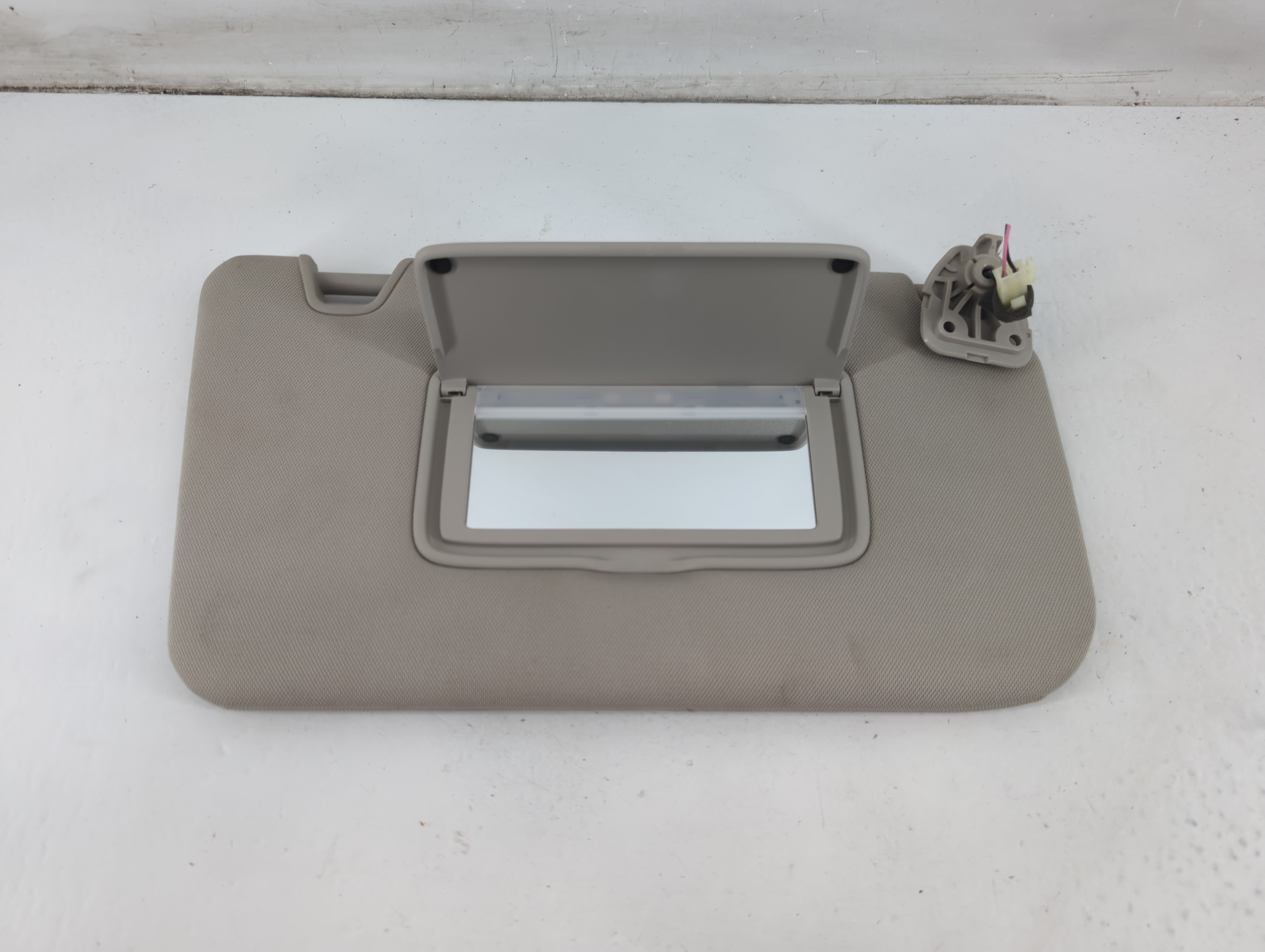 Picture of 2018-2020 Nissan Rogue Passenger Sun Visor Mirror Right Sunvisor 1094981
