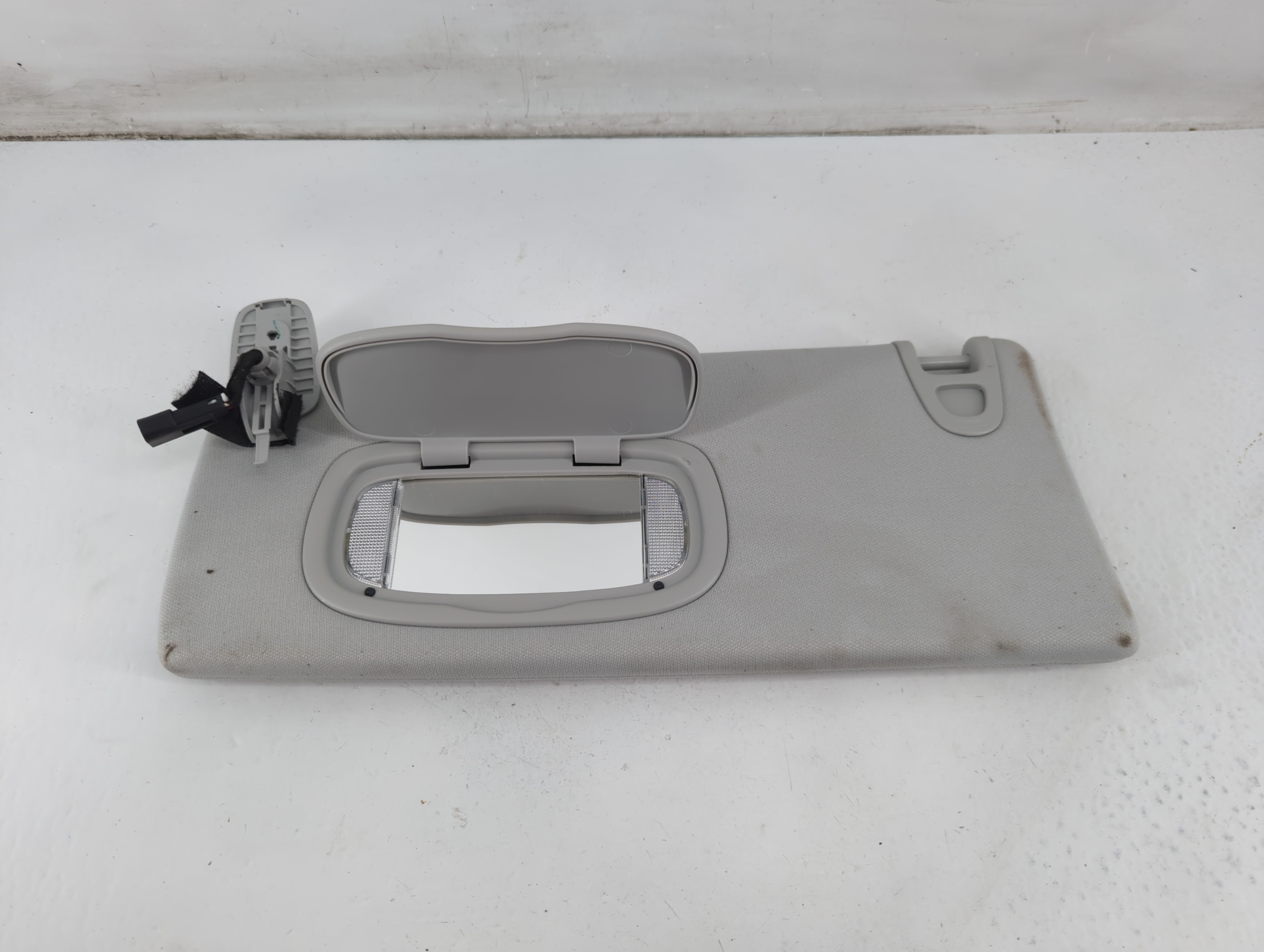 2019-2022 Jeep Cherokee Driver Sun Visor Mirror Left Sunvisor Pale Grey 1094984 - Oemusedautoparts1.com