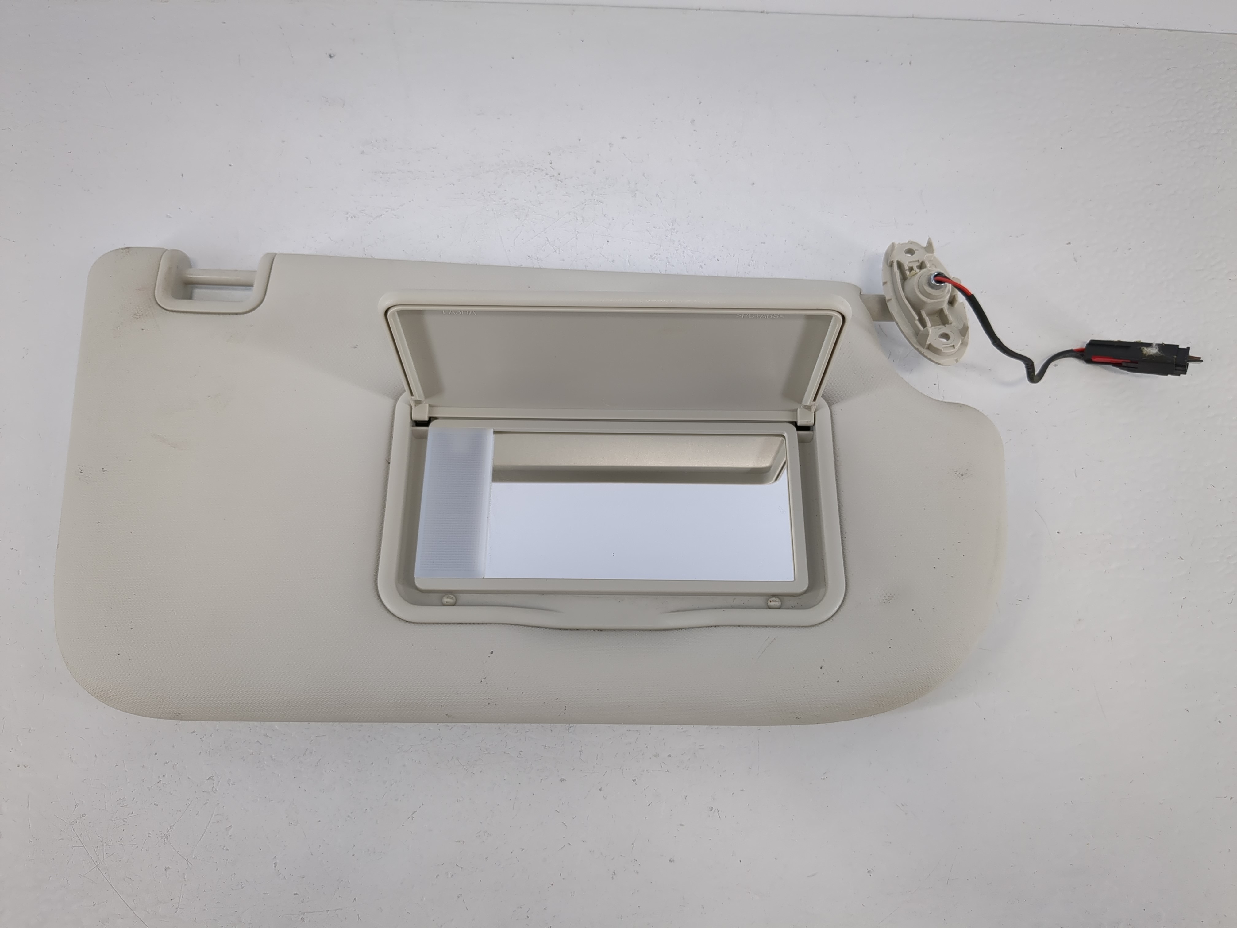 2013-2018 Ford Focus Passenger Sun Visor Mirror Right Sunvisor Ivory 1095024 - Oemusedautoparts1.com