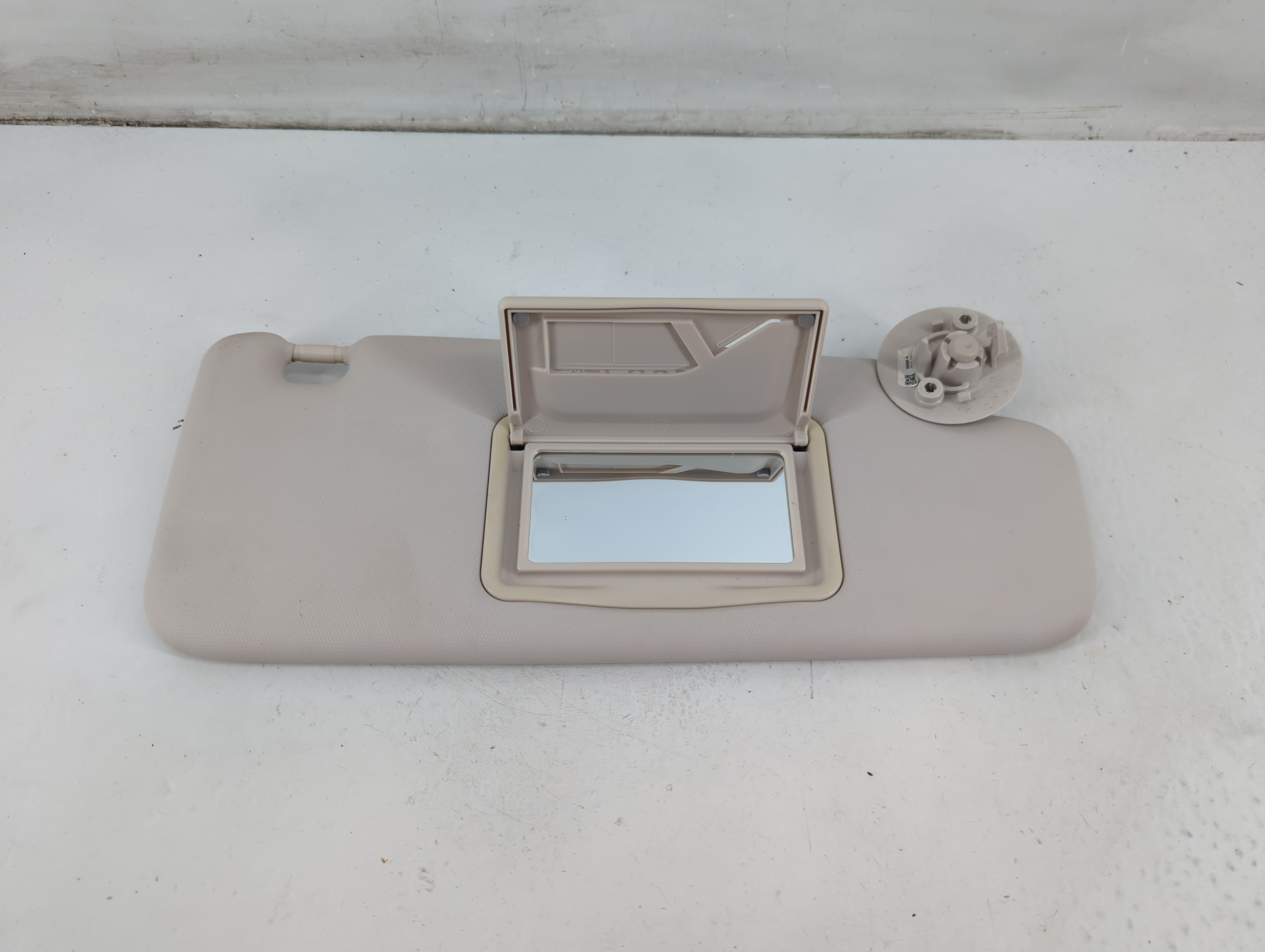 2017-2019 Chevrolet Cruze Driver Sun Visor Mirror Left Sunvisor Cream 1095067 - Oemusedautoparts1.com