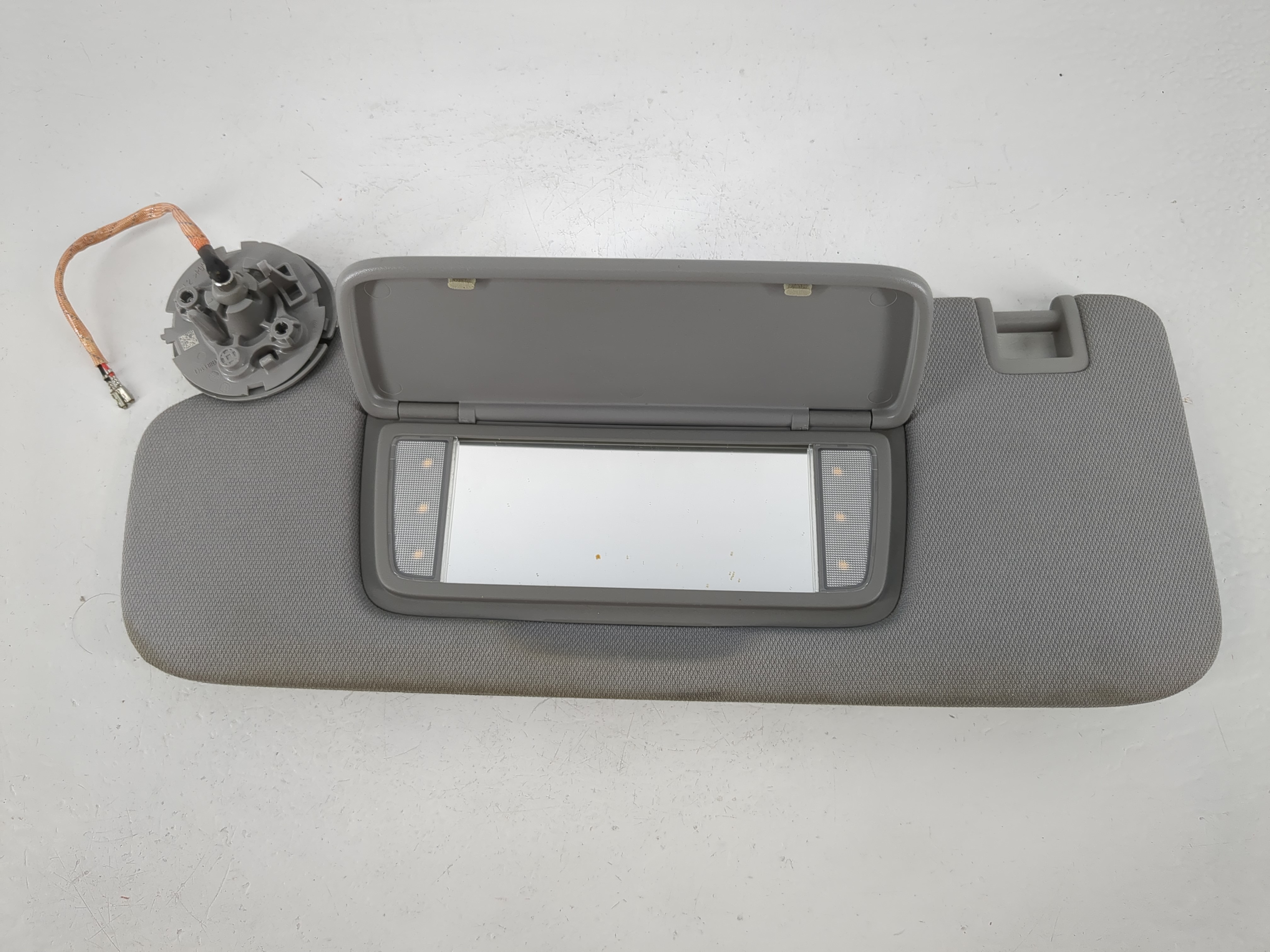 2020-2022 Chevrolet Equinox Driver Sun Visor Mirror Left Sunvisor Grey 1095101 - Oemusedautoparts1.com