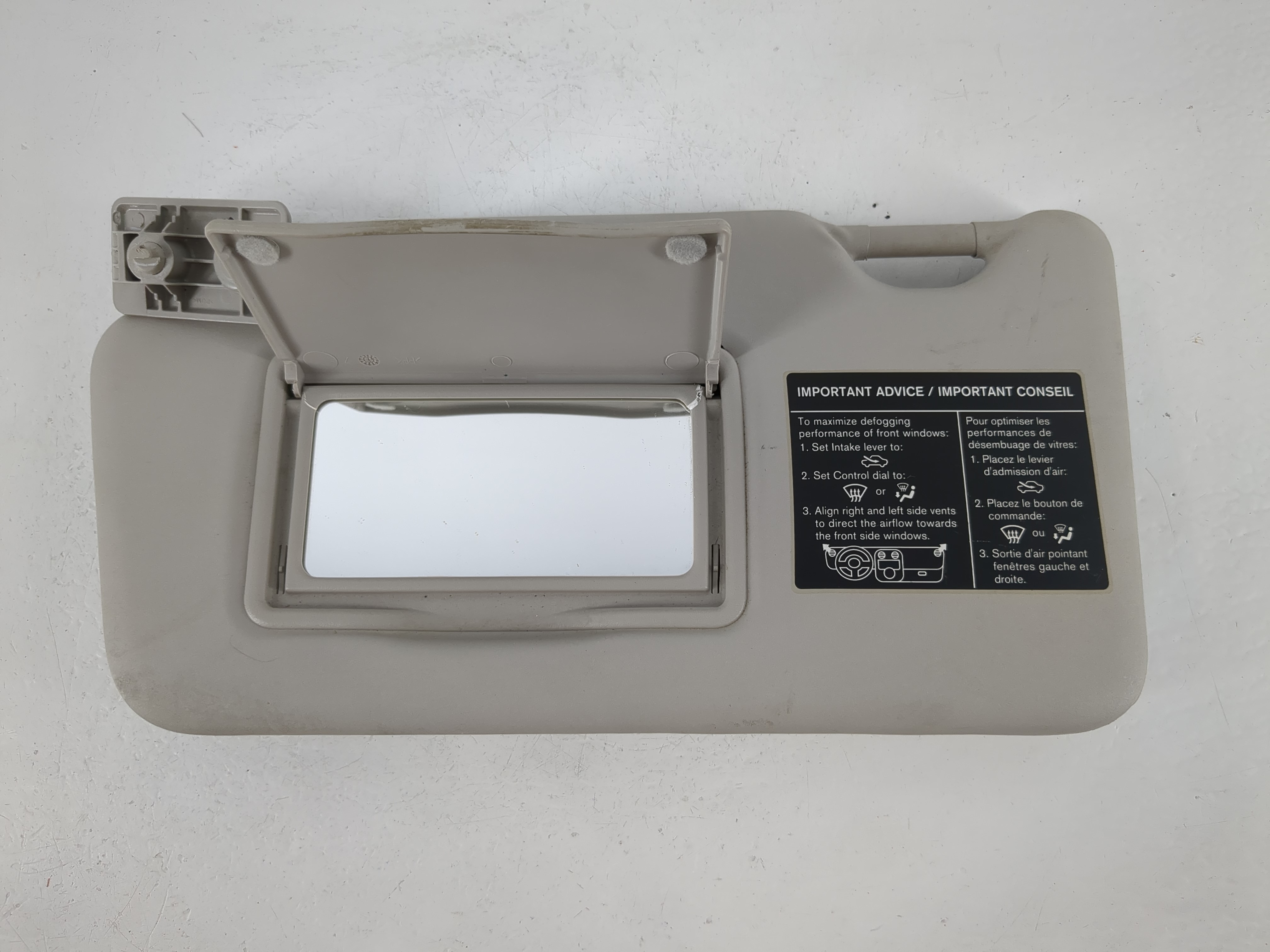 2012-2015 Nissan Versa Driver Sun Visor Mirror Left Sunvisor Pale Grey 1095112 - Oemusedautoparts1.com