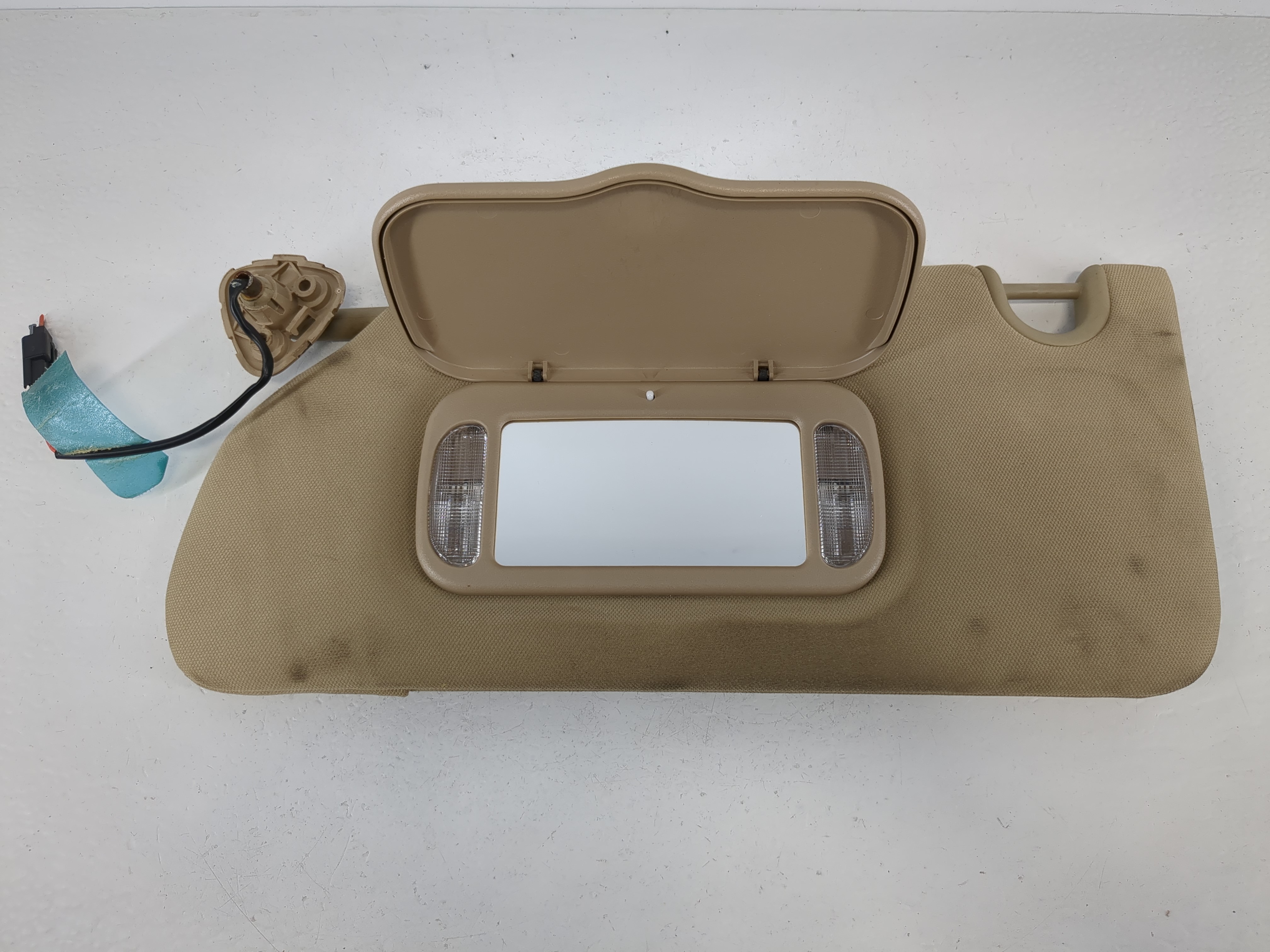2006-2011 Buick Lucerne Driver Sun Visor Mirror Left Sunvisor Tan 1095138 - Oemusedautoparts1.com